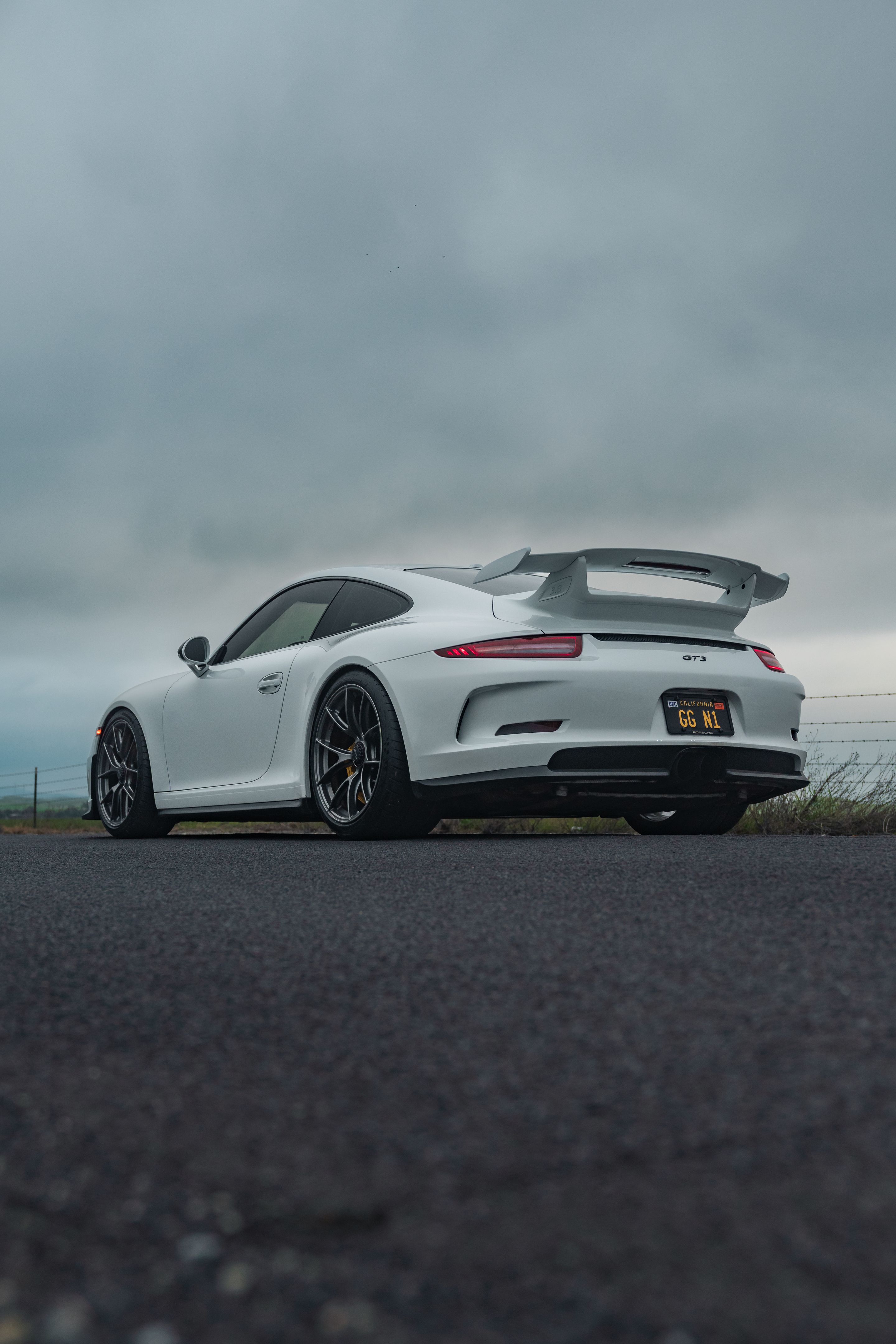 White Porsche 911 991.1 GT3 with 20" VS-5RS Apex wheels in Anthracite