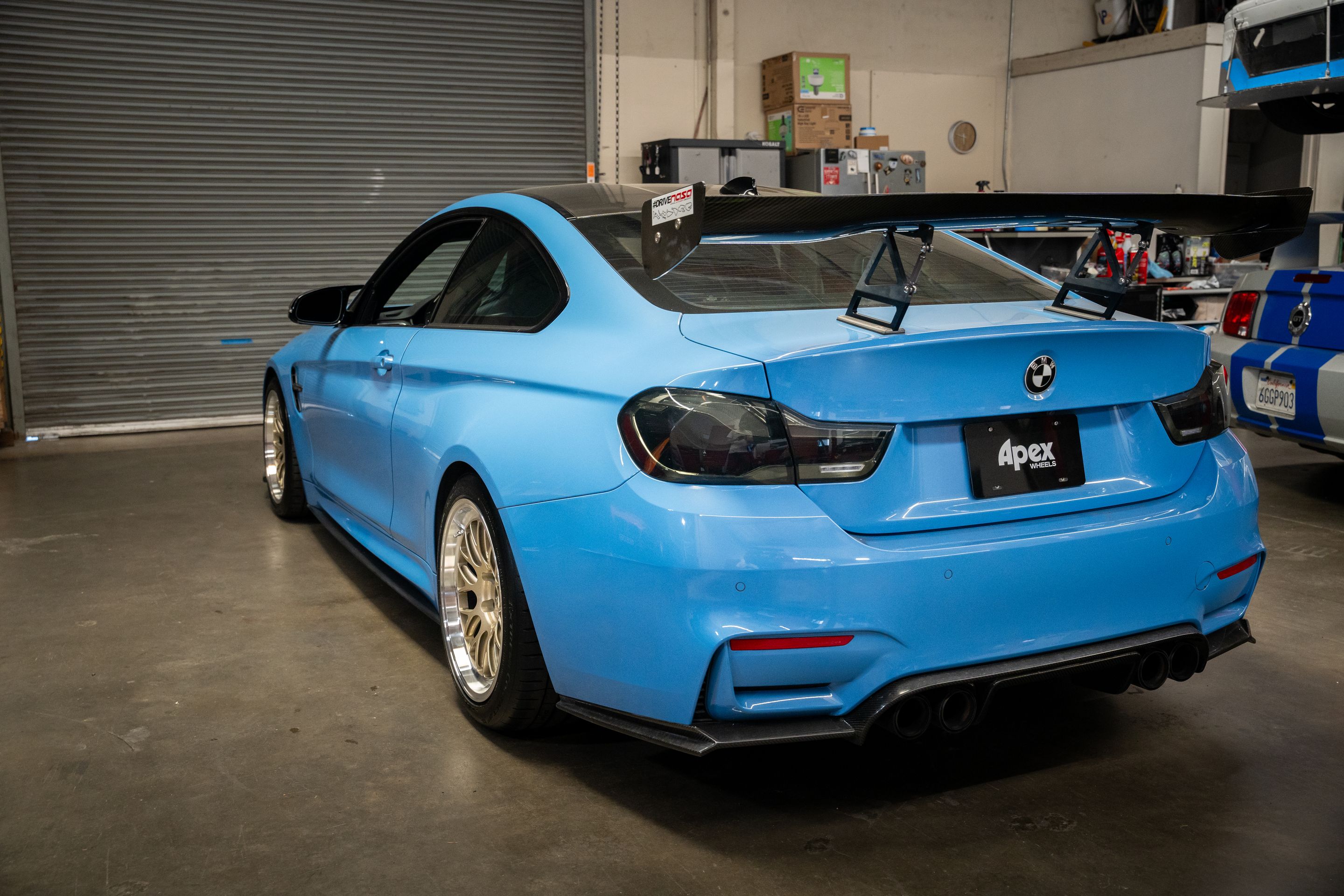 Blue BMW F82 Coupe M4 with 18" ML-10RT Apex wheels in Machined Lip Gloss Motorsport Gold