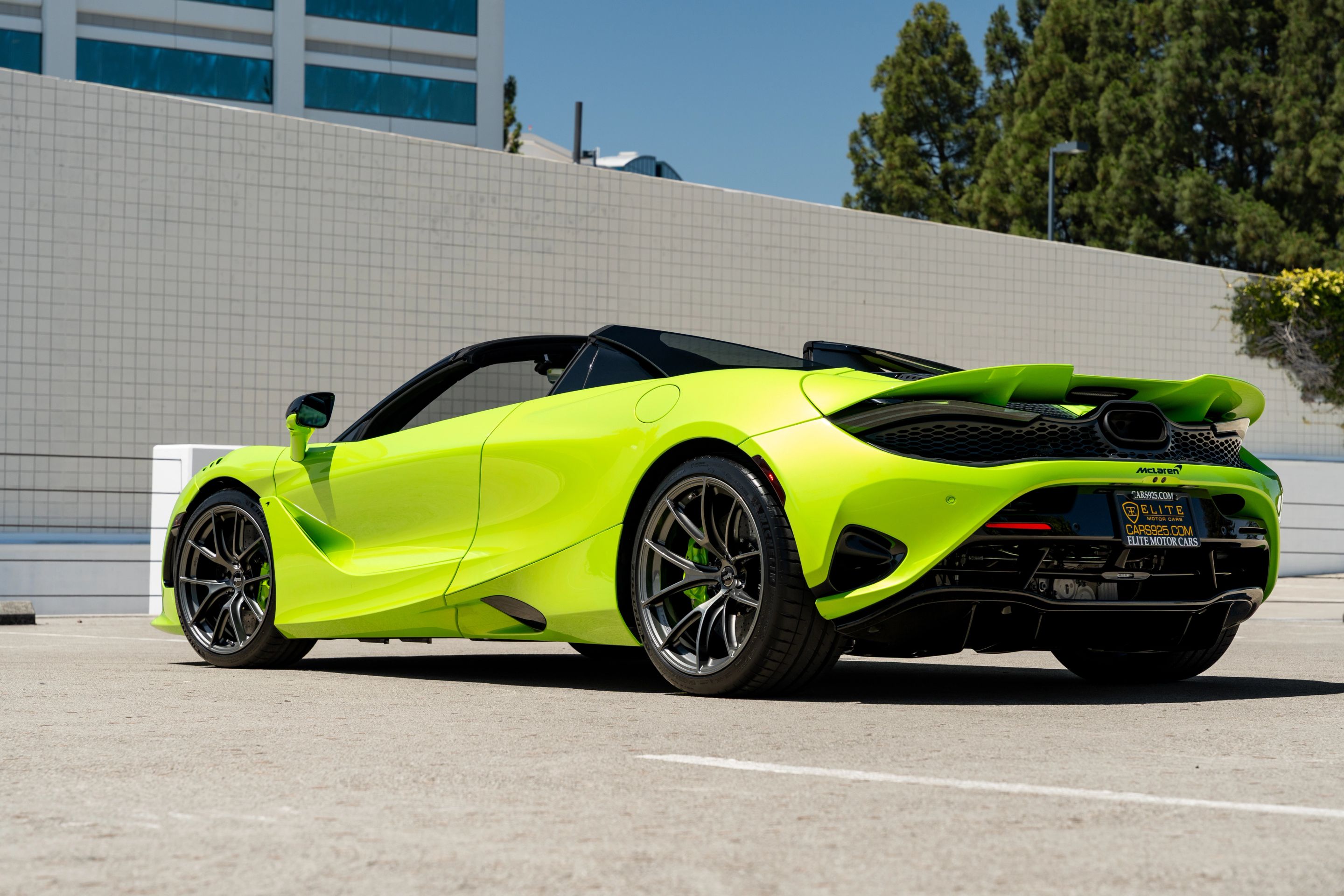 Green McLaren 750S with 19"/20" VS-5RS Apex wheels in Anthracite