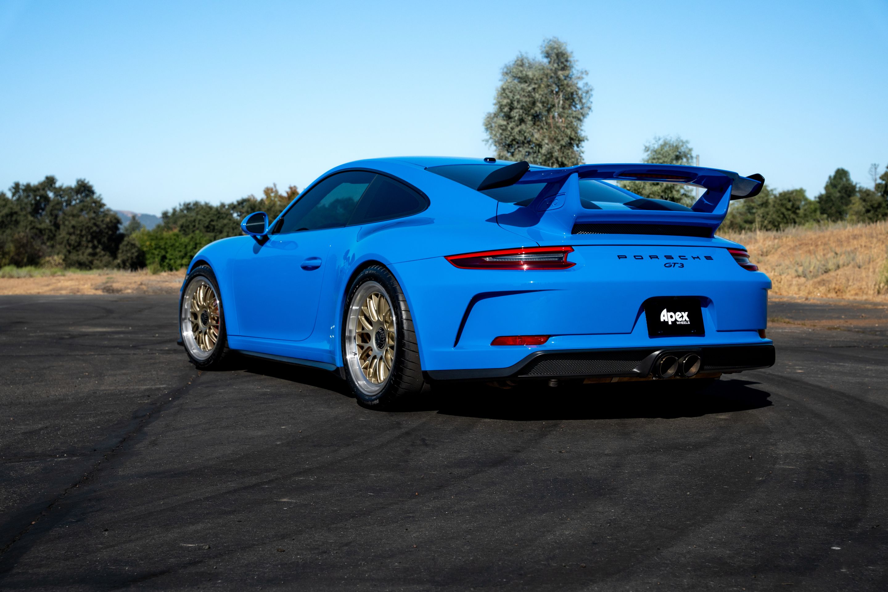 Blue Porsche 911 991.2 GT3 with 19" ML-10RT Apex wheels in Machined Lip Gloss Motorsport Gold