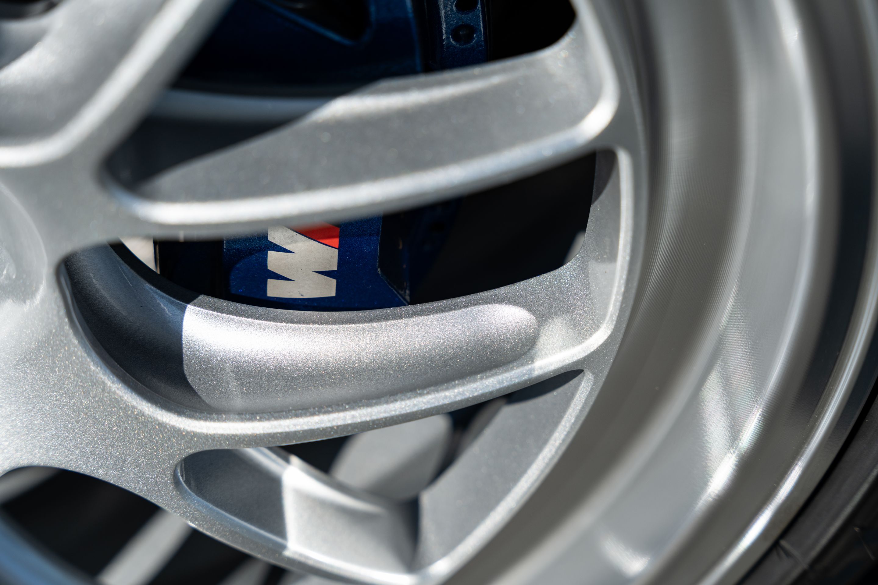 White BMW G20 Sedan 3 Series with 19" ML-7RT Apex wheels in Machined Lip Race Silver