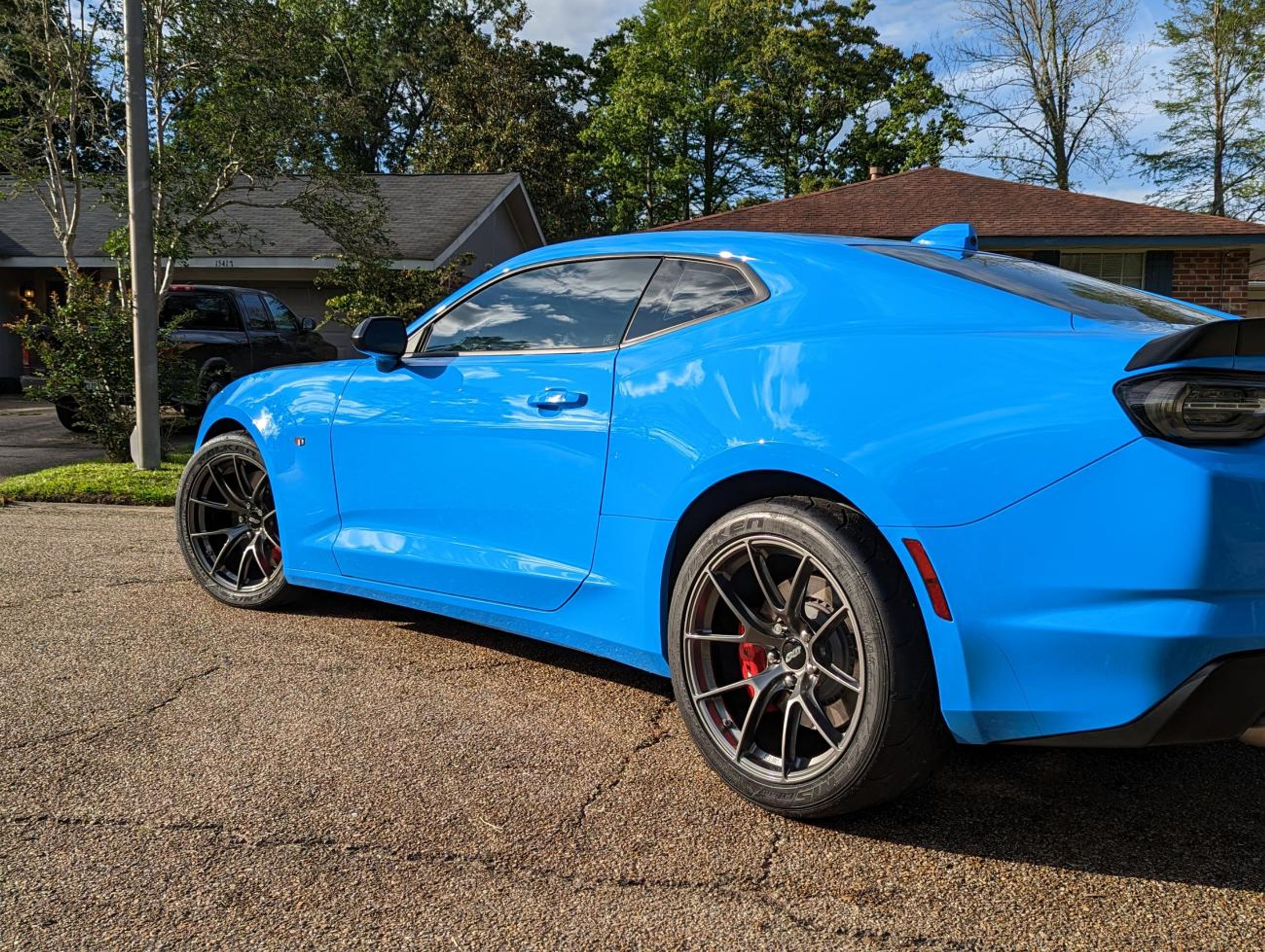 Blue Chevrolet 6th Gen Camaro SS 1LE with 19" VS-5RS Apex wheels in Anthracite