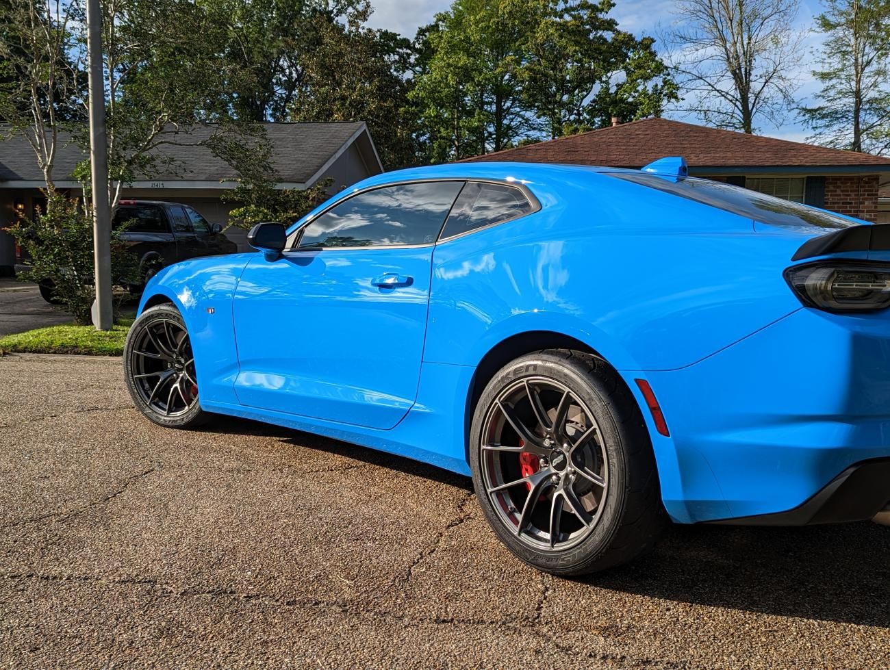 Blue Chevrolet 6th Gen Camaro SS 1LE with 19" VS-5RS Apex wheels in Anthracite