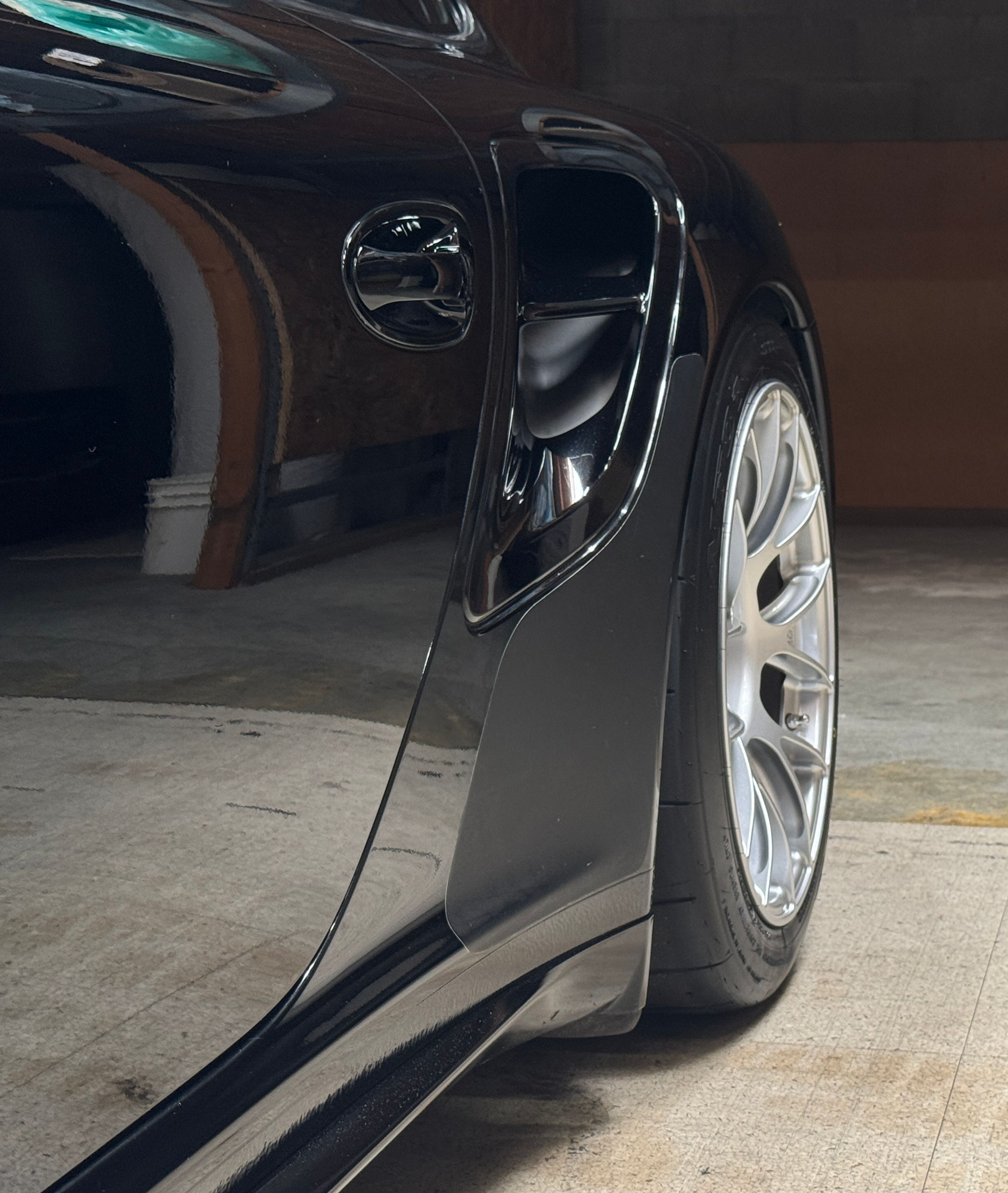 Black Porsche 911 997 Turbo with 18" EC-7RS Apex wheels in Race Silver