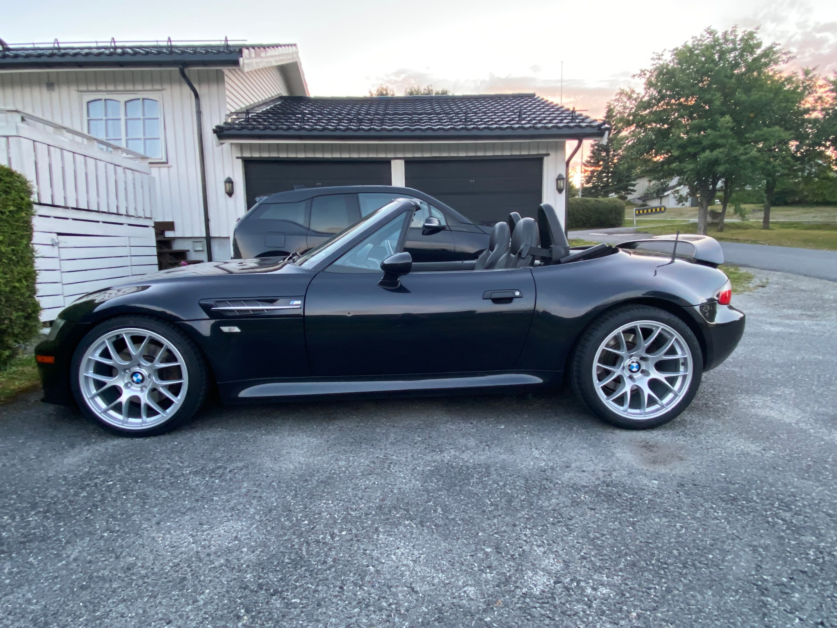 Black BMW E36/7 Roadster Z3 M with 18" EC-7 Apex wheels in Race Silver