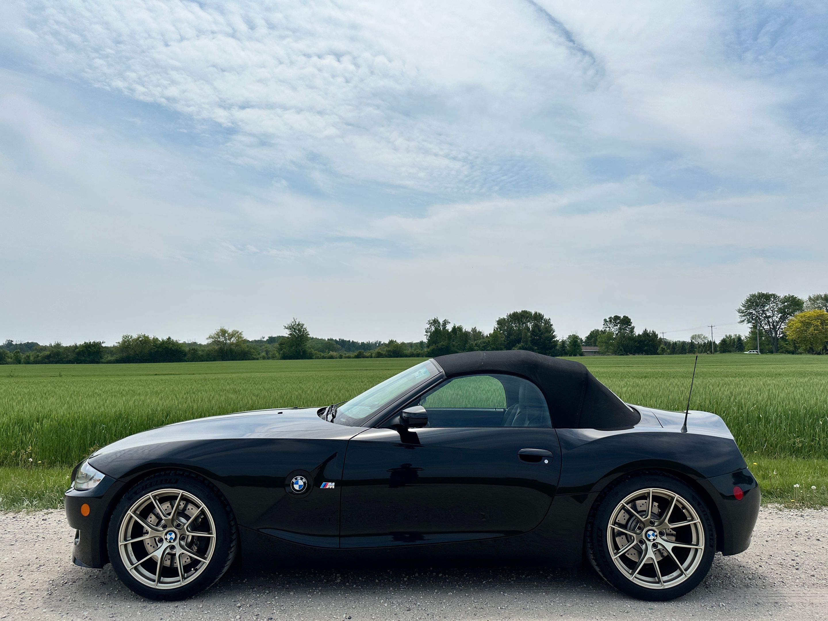 Black BMW E85 Roadster Z4 M with 18" VS-5RS Apex wheels in Motorsport Gold