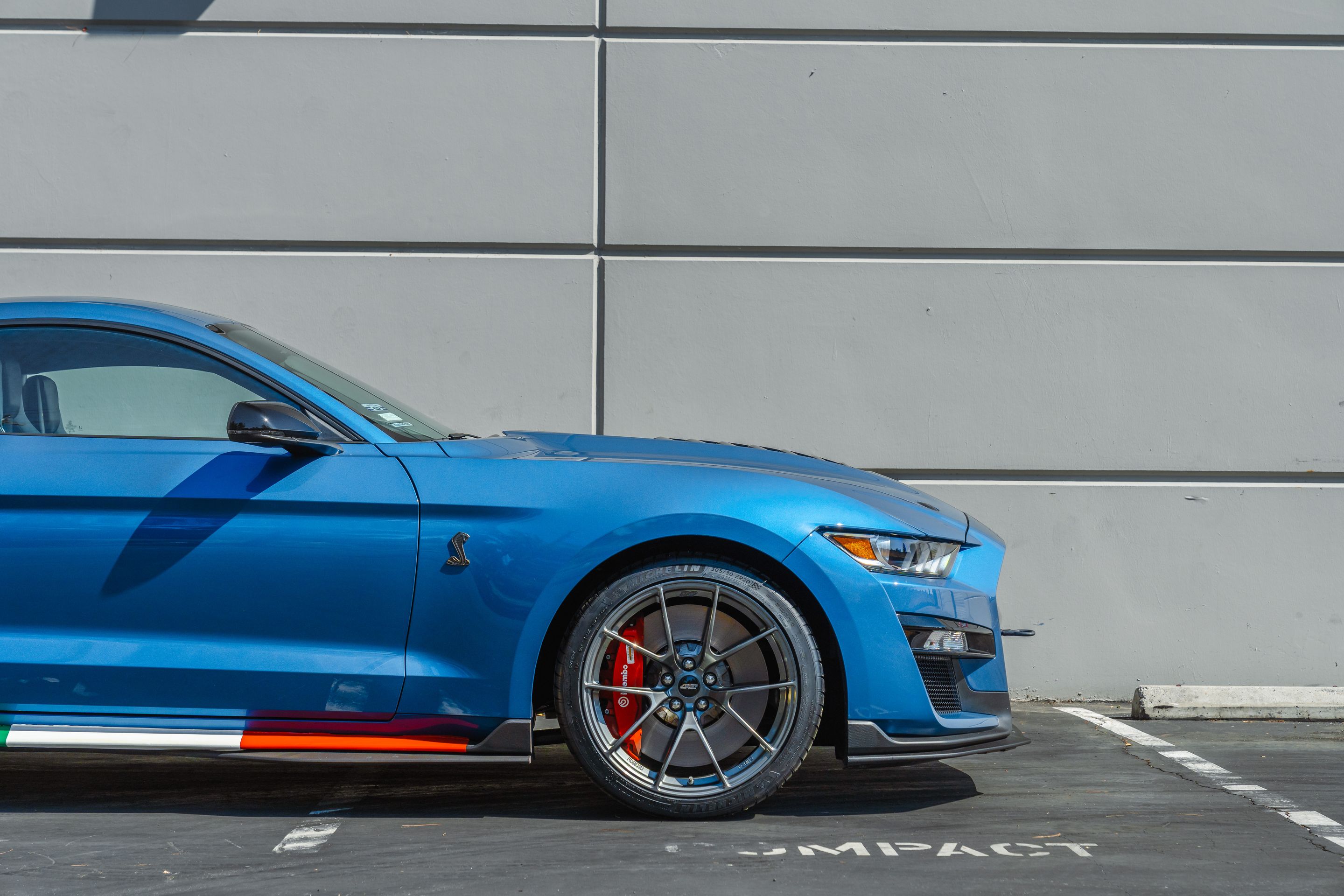 Blue Ford S550 Mustang GT500 with 20" VS-5RS Apex wheels in Anthracite