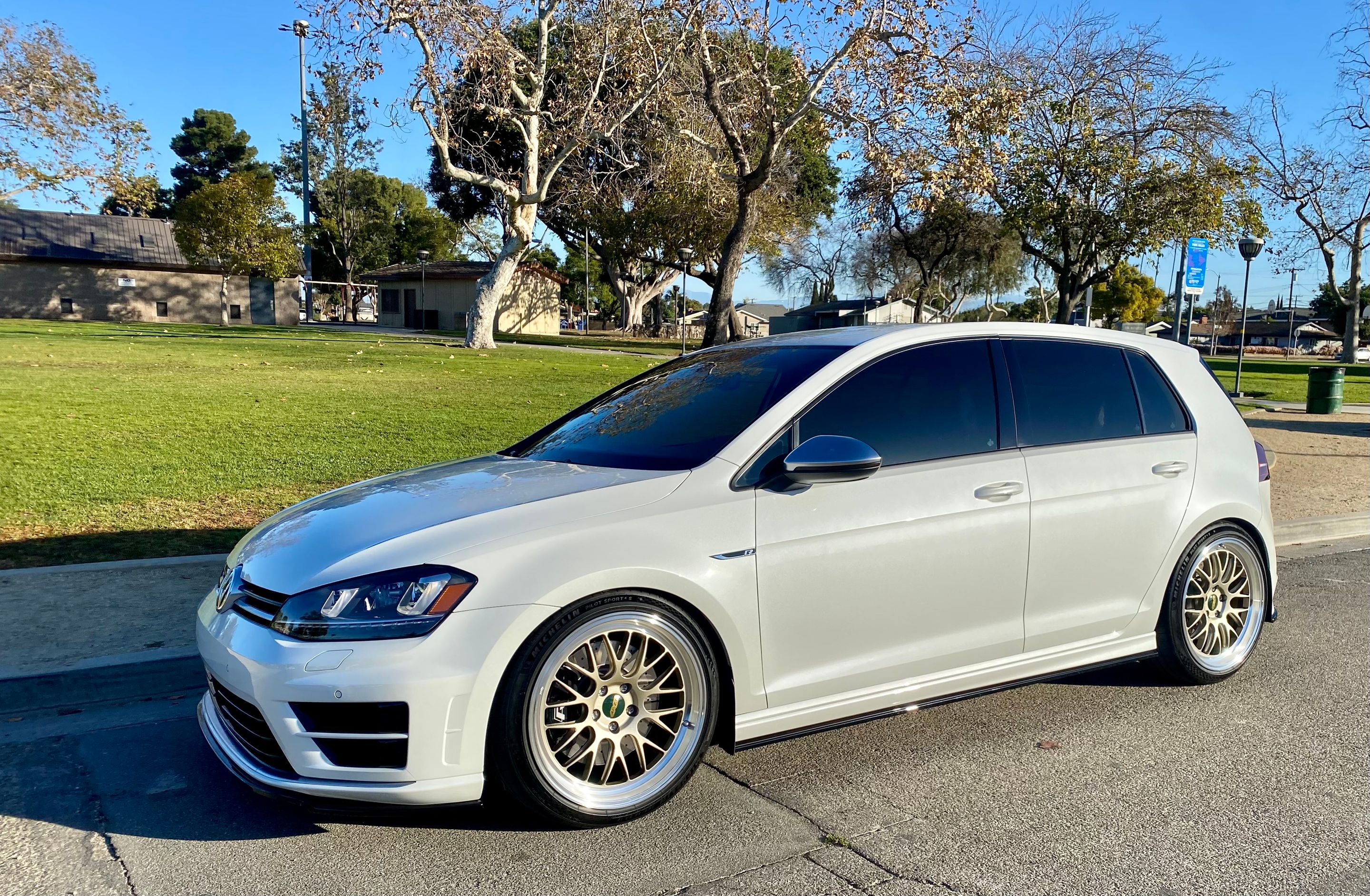 White VW MK7 Golf R with 19" ML-10RT Apex wheels in Machined Lip Gloss Motorsport Gold