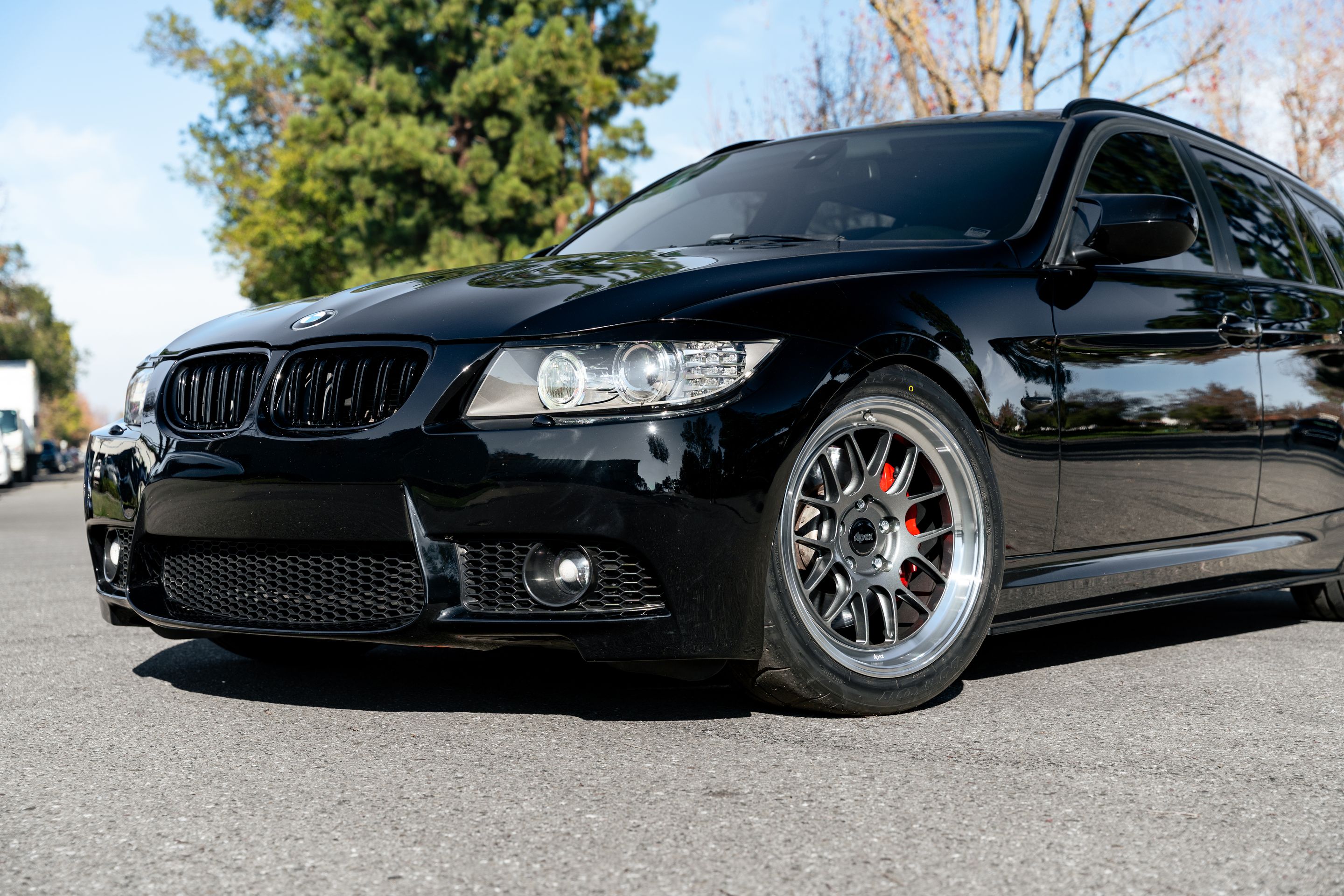 Black BMW E91 LCI Wagon 3 Series with 18" ML-7RT Apex wheels in Machined Lip Anthracite