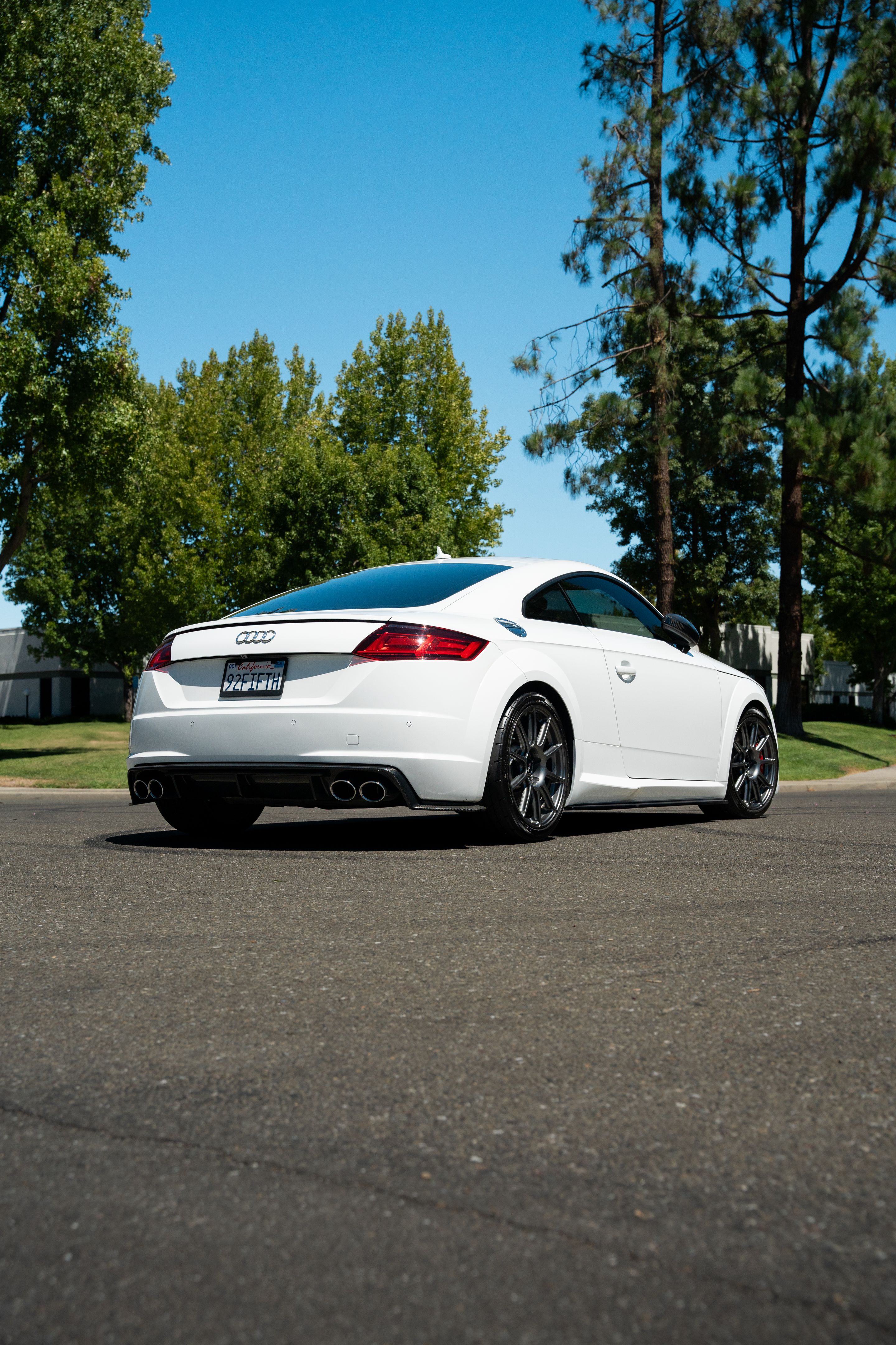 White Audi 8S TTS with 18" SM-10 Apex wheels in Anthracite
