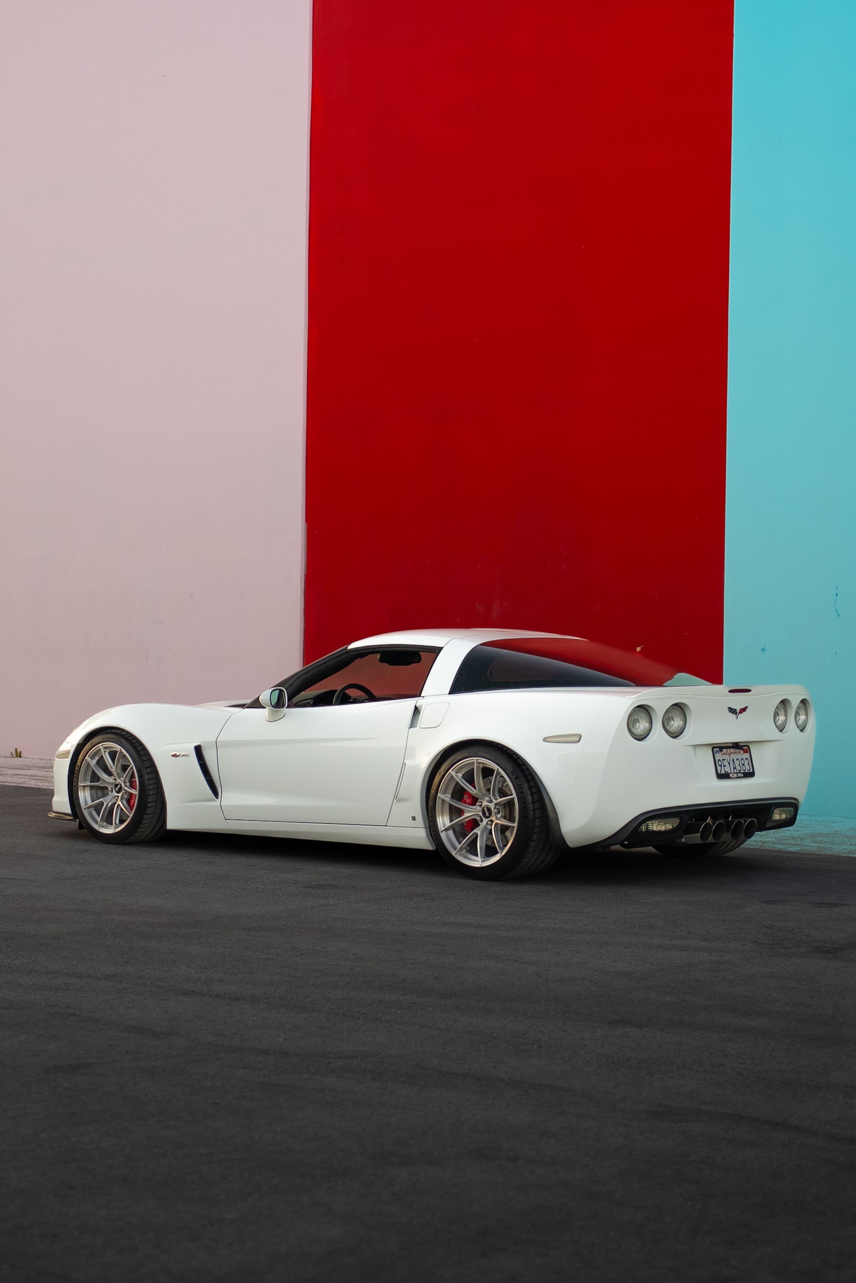 White Chevrolet C6 Corvette Z06 with 18"/19" VS-5RS Apex wheels in Brushed Clear