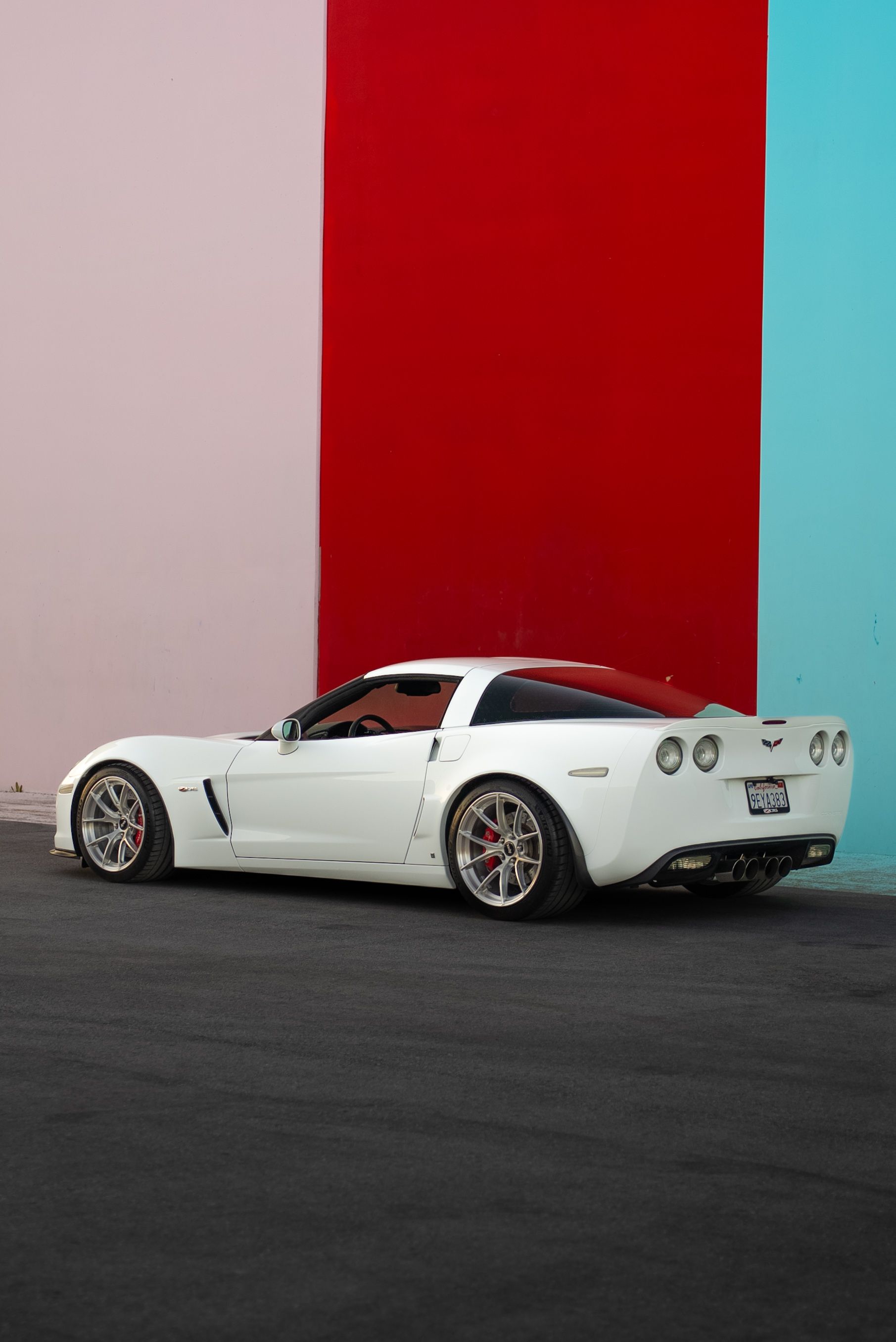 White Chevrolet C6 Corvette Z06 with 18"/19" VS-5RS Apex wheels in Brushed Clear