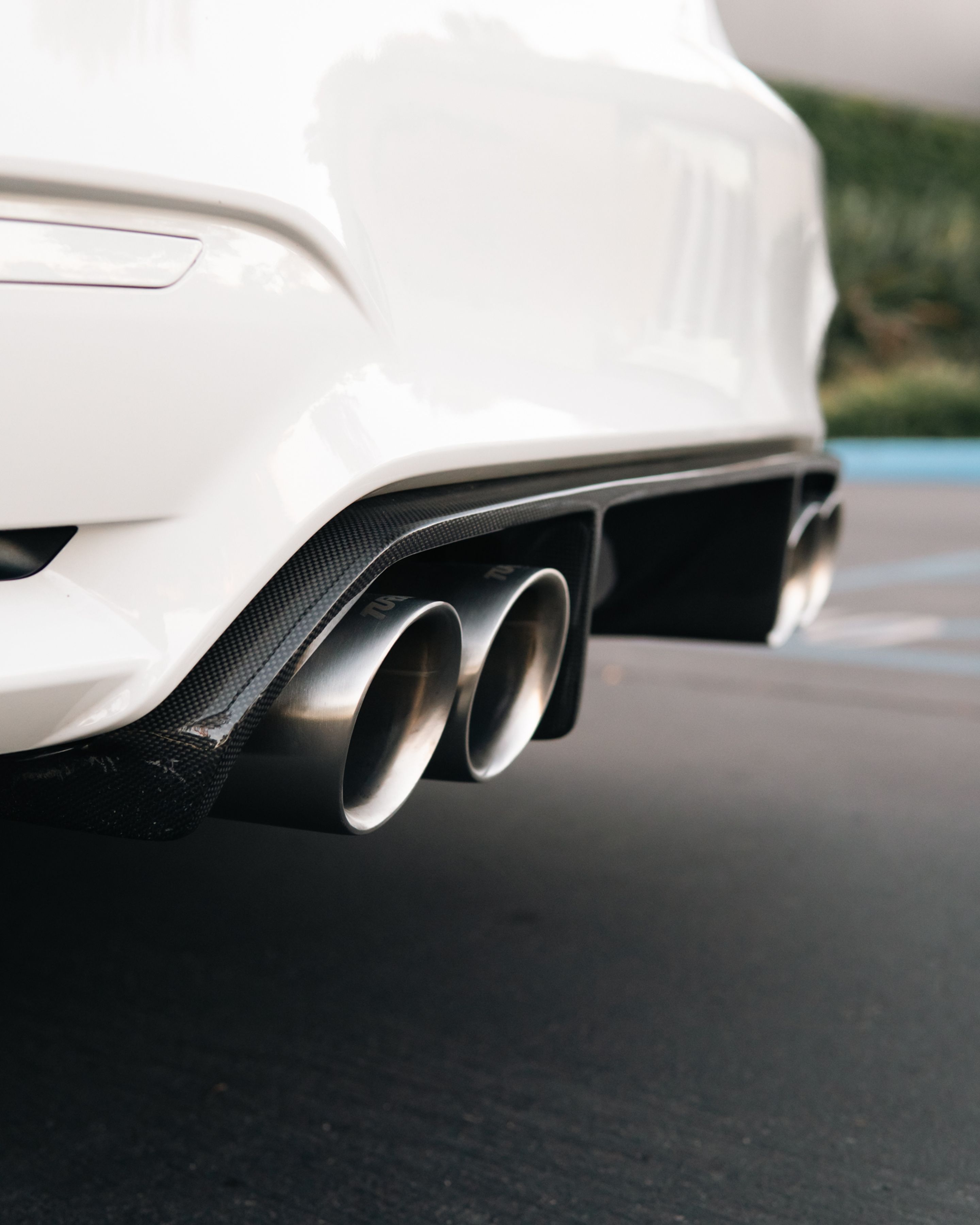 White BMW F80 M3 with 18" ML-10RT Apex wheels in Machined Lip Race Silver