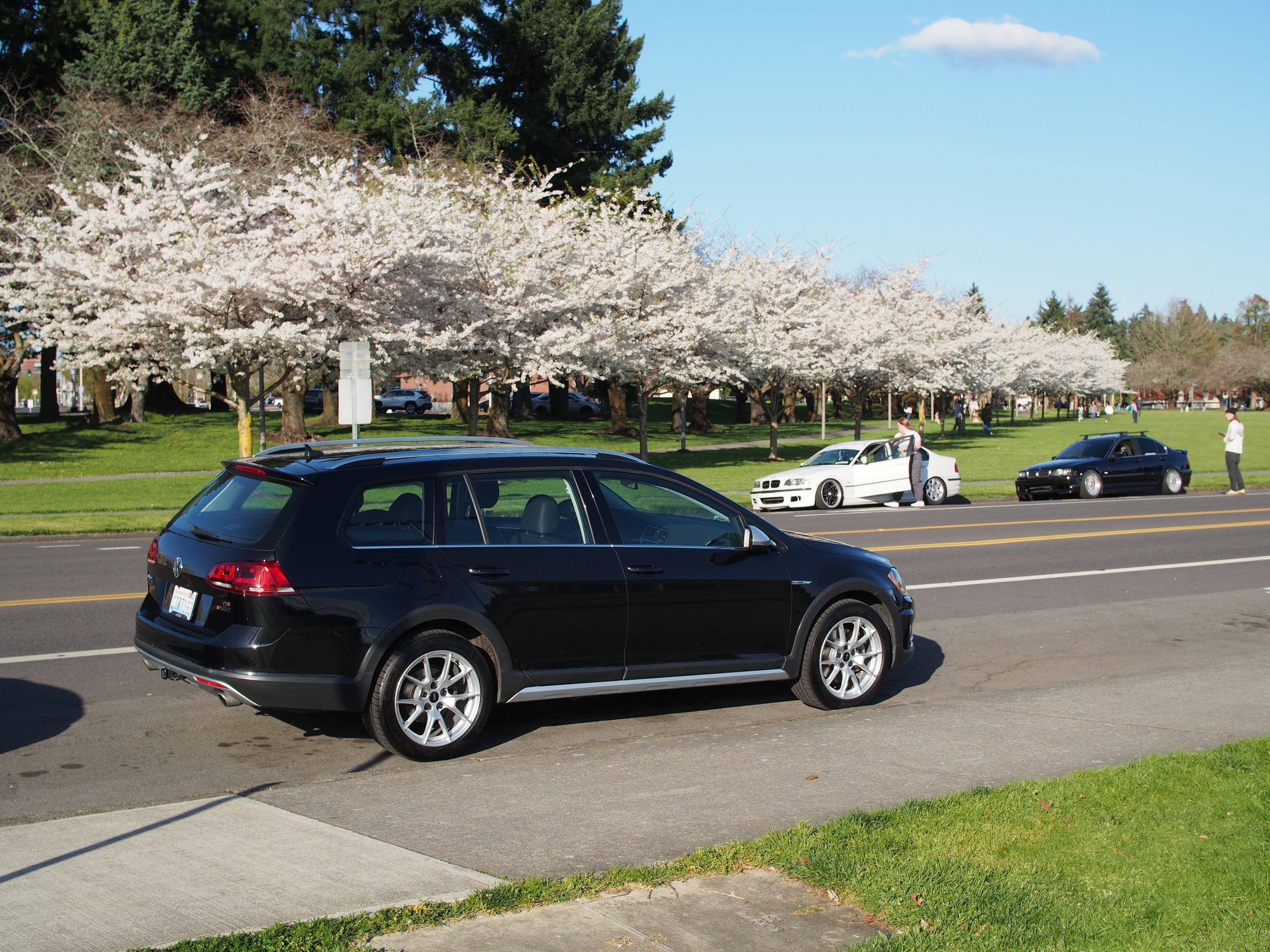 Black VW MK7 Alltrack/SportWagen Alltrack with 17" VS-5 Apex wheels in Race Silver