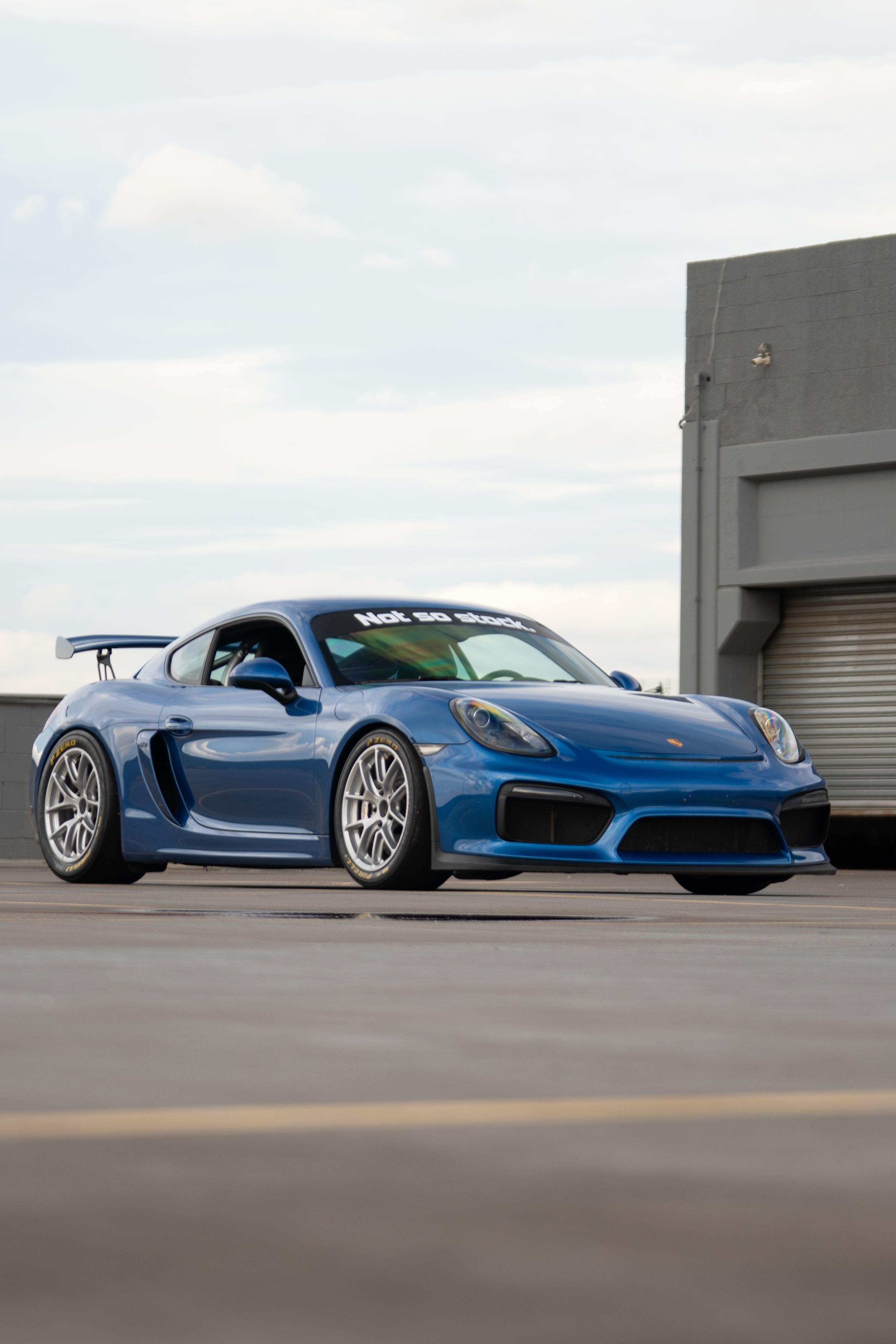 Blue Porsche 981 Cayman GT4 with 18" VS-5RE Apex wheels in Race Silver