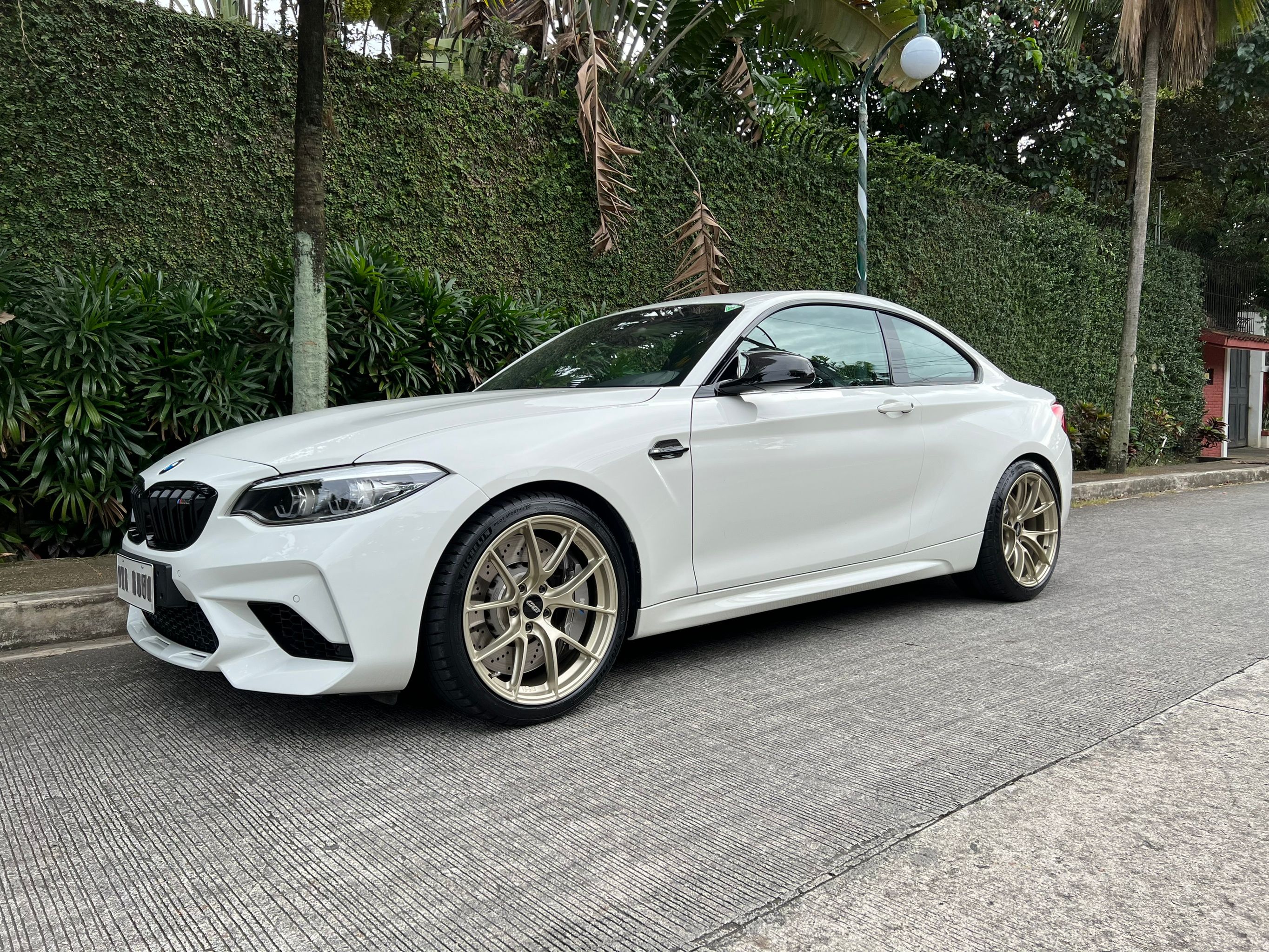 White BMW F87 M2 with 19" VS-5RS Apex wheels in Motorsport Gold