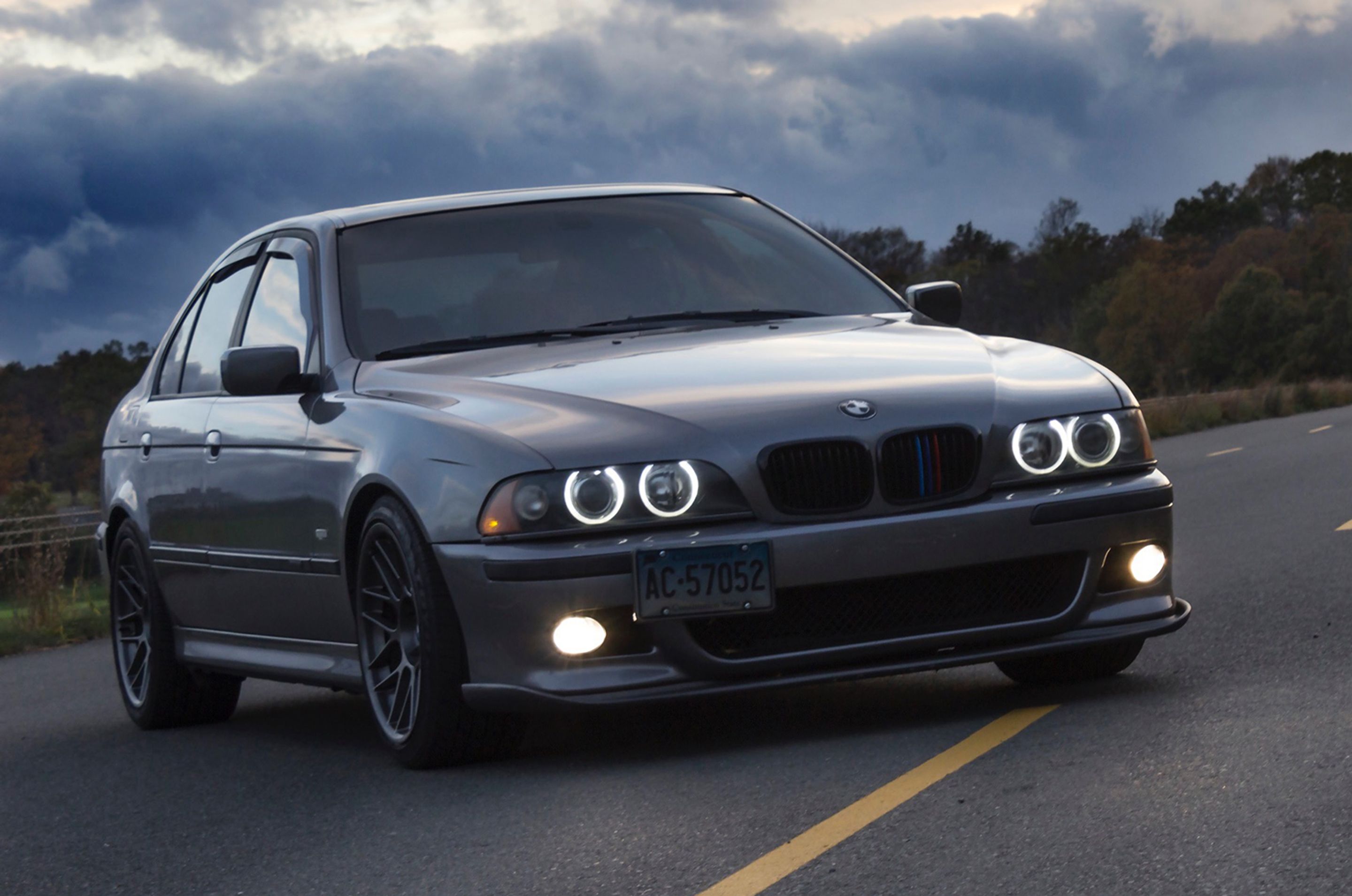 Silver BMW E39 5 Series with 18" ARC-8 Apex wheels in Anthracite