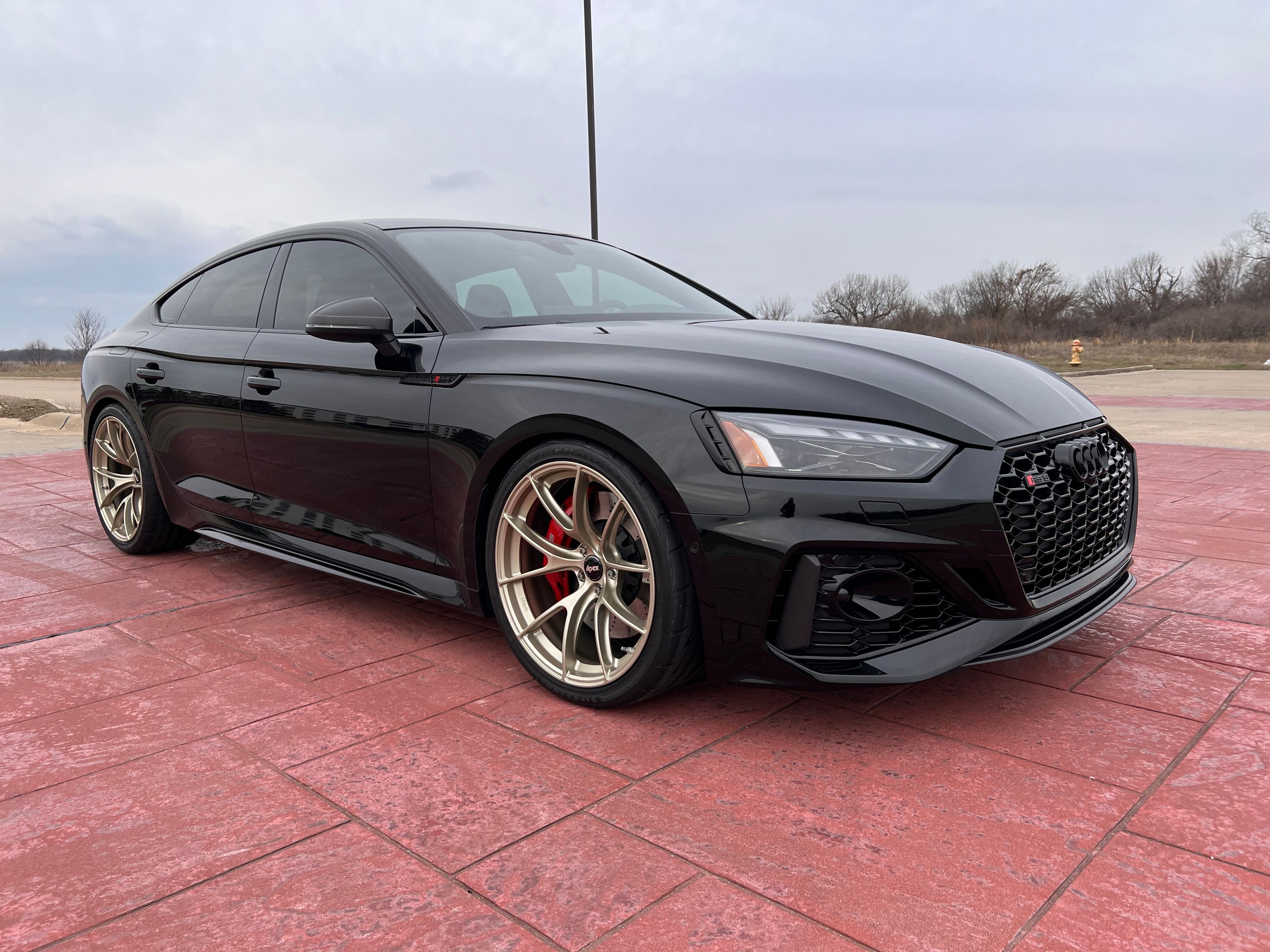 Black Audi B9 RS 5 Sportback with 20" VS-5RS Apex wheels in Motorsport Gold