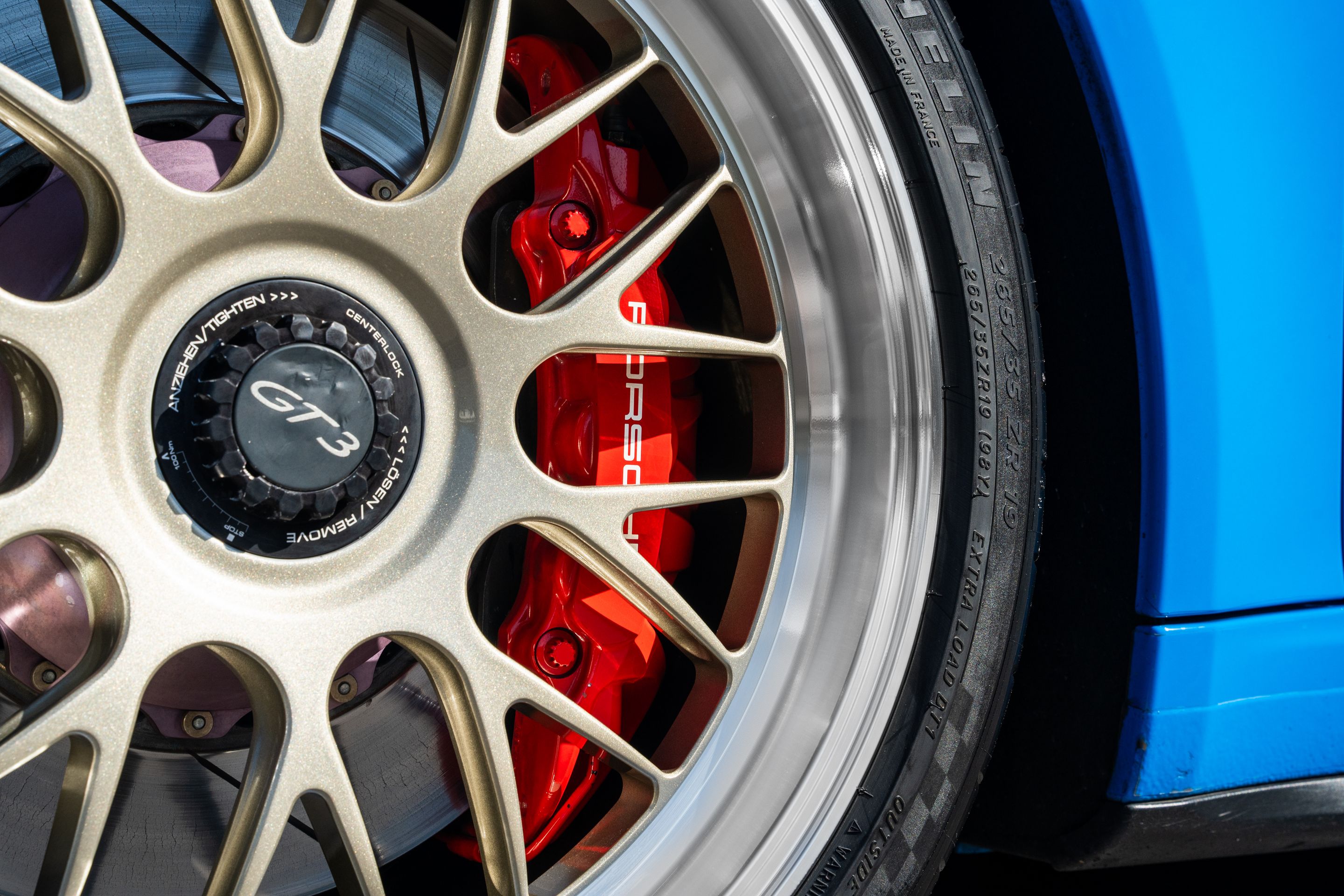 Blue Porsche 911 991.2 GT3 with 19" ML-10RT Apex wheels in Machined Lip Gloss Motorsport Gold