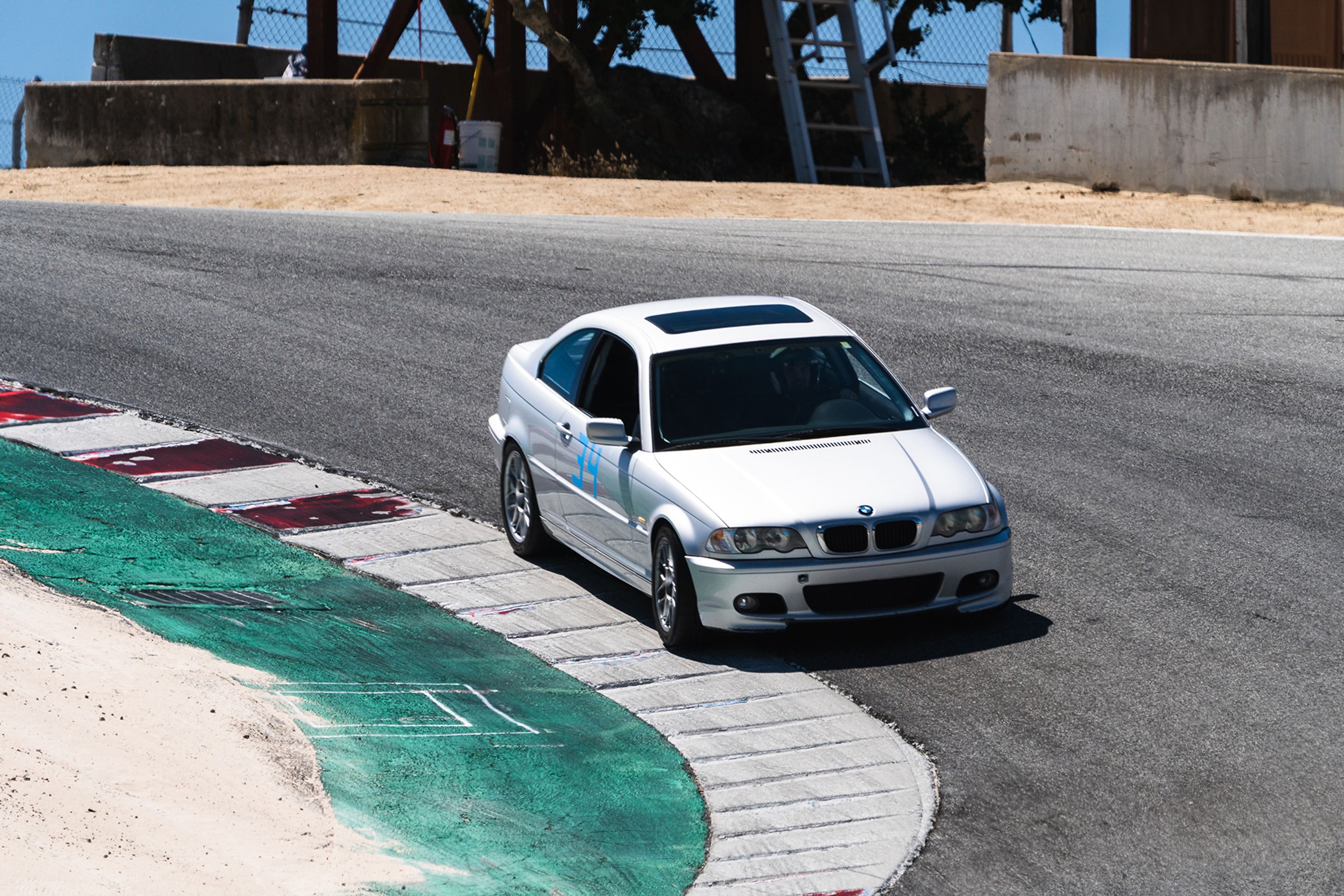 White Porsche 911 996 GT2 with 20" FL-5 Apex wheels in Brushed Clear