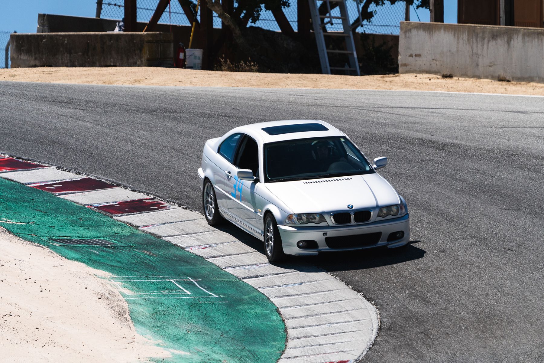 White Porsche 911 996 GT2 with 20" FL-5 Apex wheels in Brushed Clear