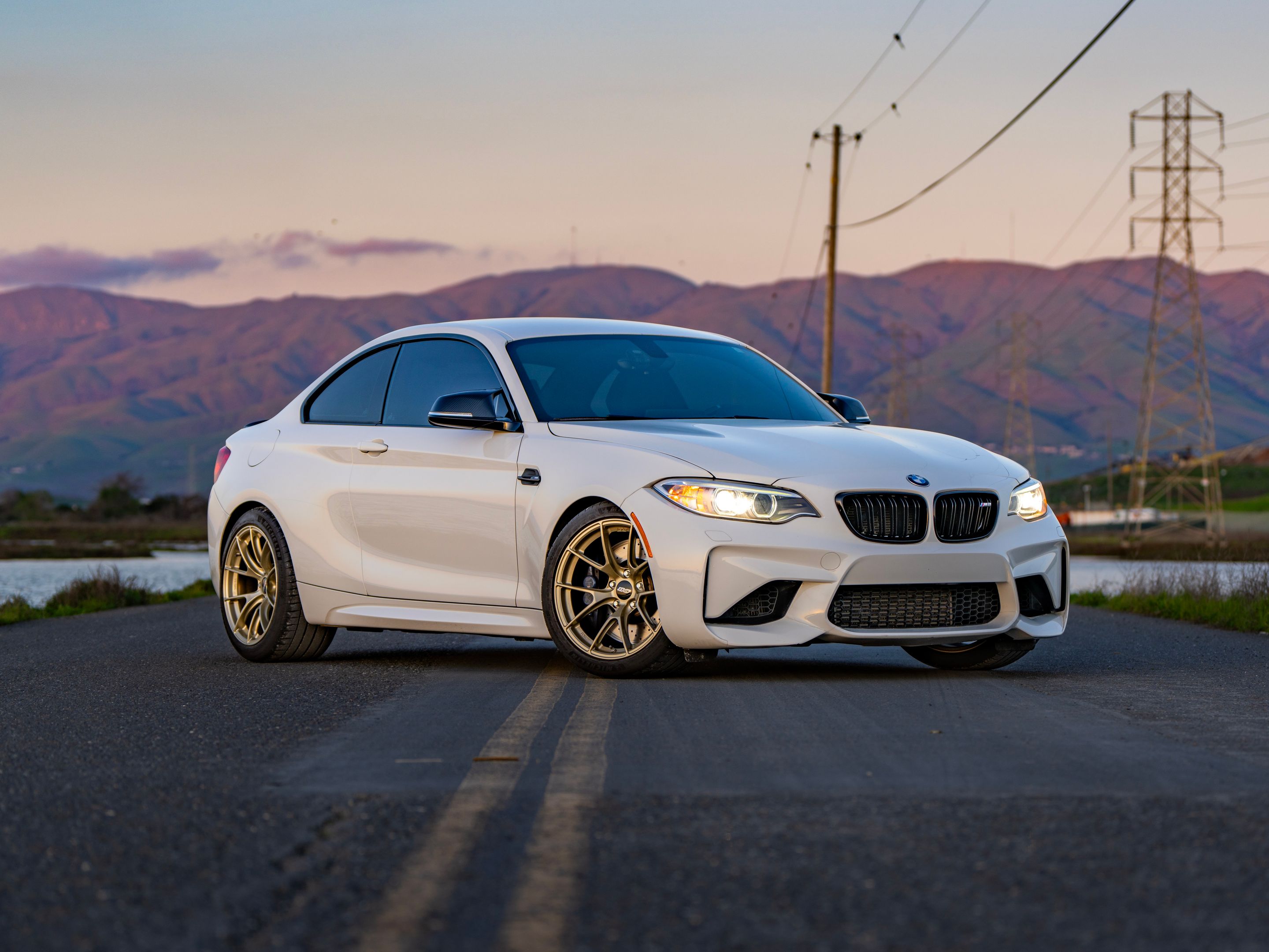 White BMW F87 M2 with 18" VS-5RS Apex wheels in Motorsport Gold