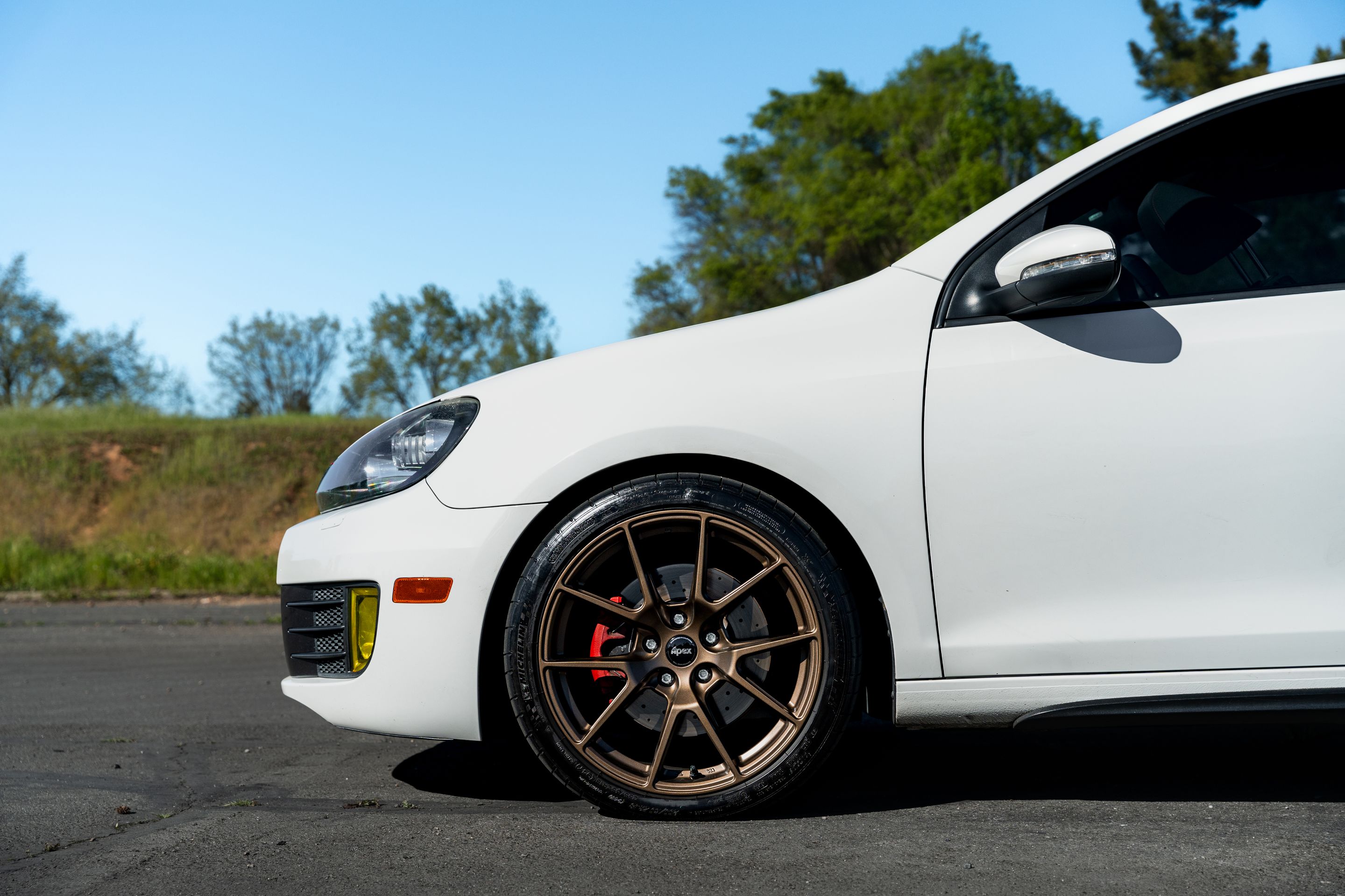 White VW MK6 GTI with 18" VS-5 Apex wheels in Satin Bronze