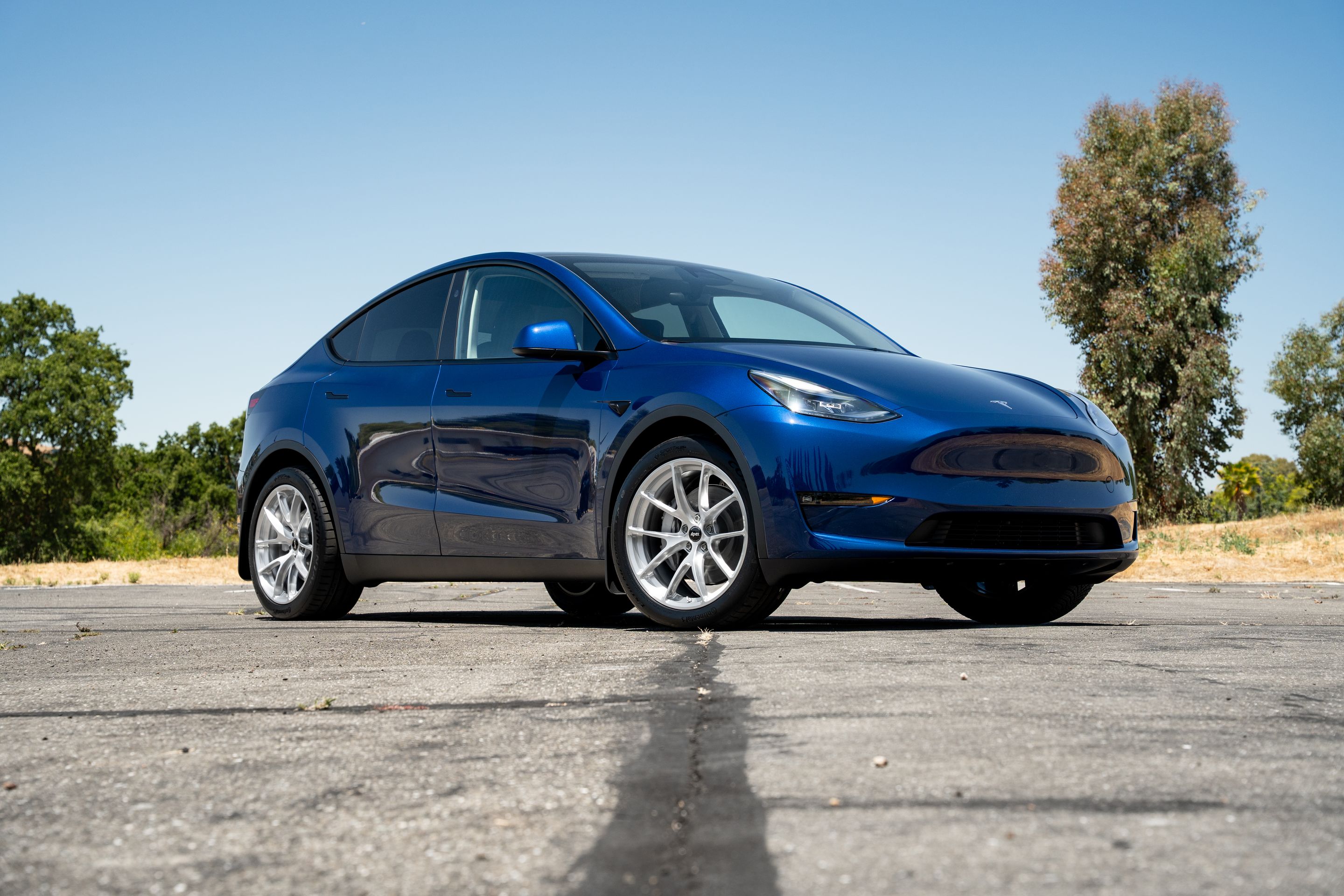 Blue Tesla Model Y RWD/AWD with 20" VS-5RX Apex wheels in Brushed Clear