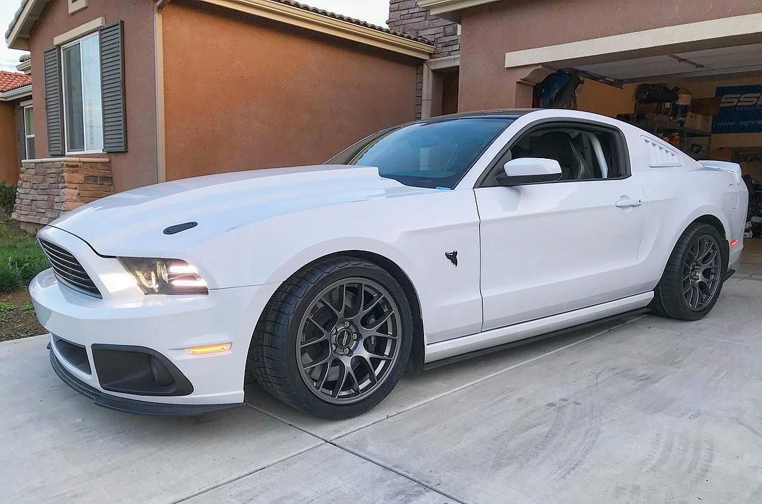 White Ford S197 Mustang GT with 18" EC-7 Apex wheels in Anthracite