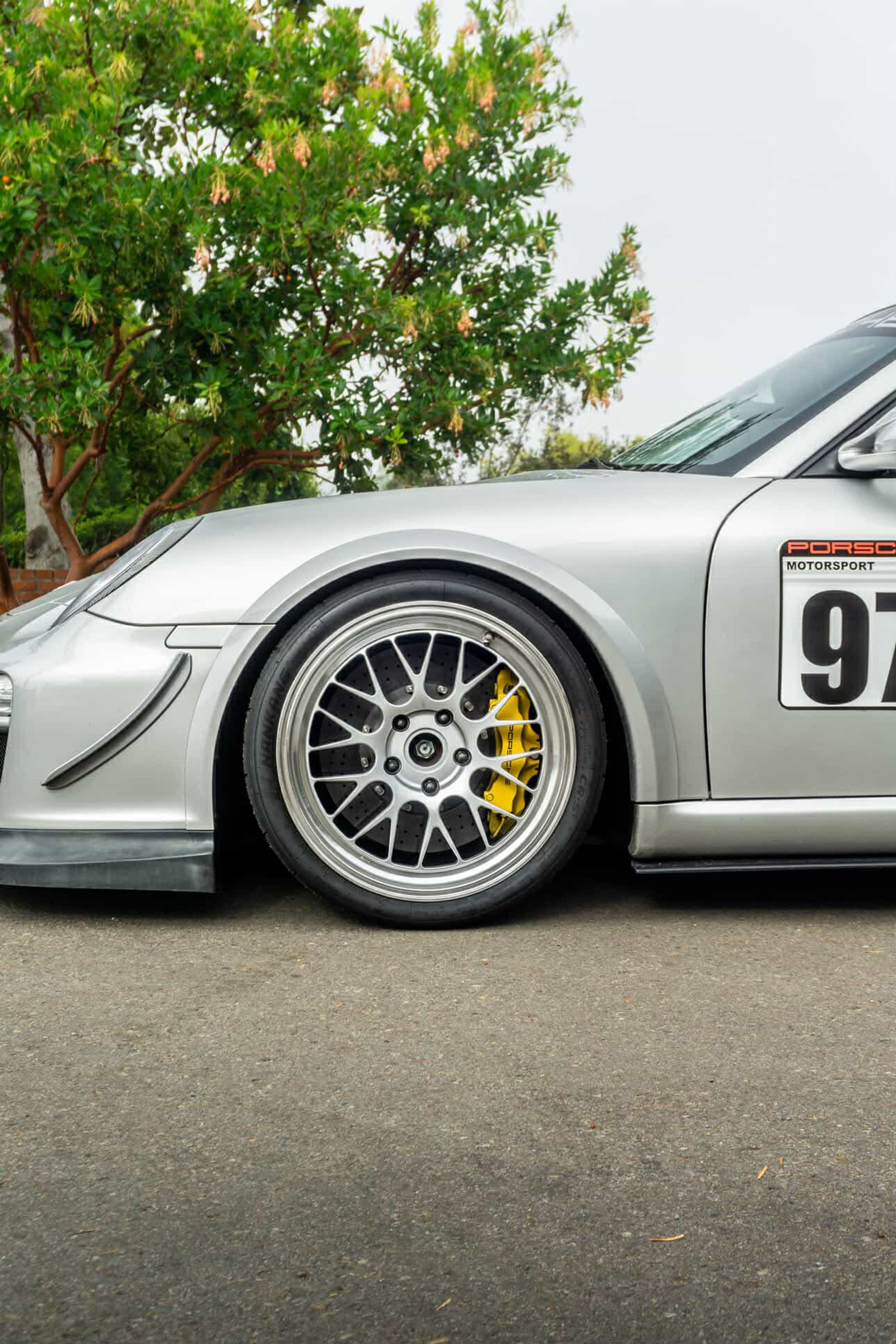 Silver Porsche 911 997 GT3 with 19" ML-10RT Apex wheels in Machined Lip Race Silver