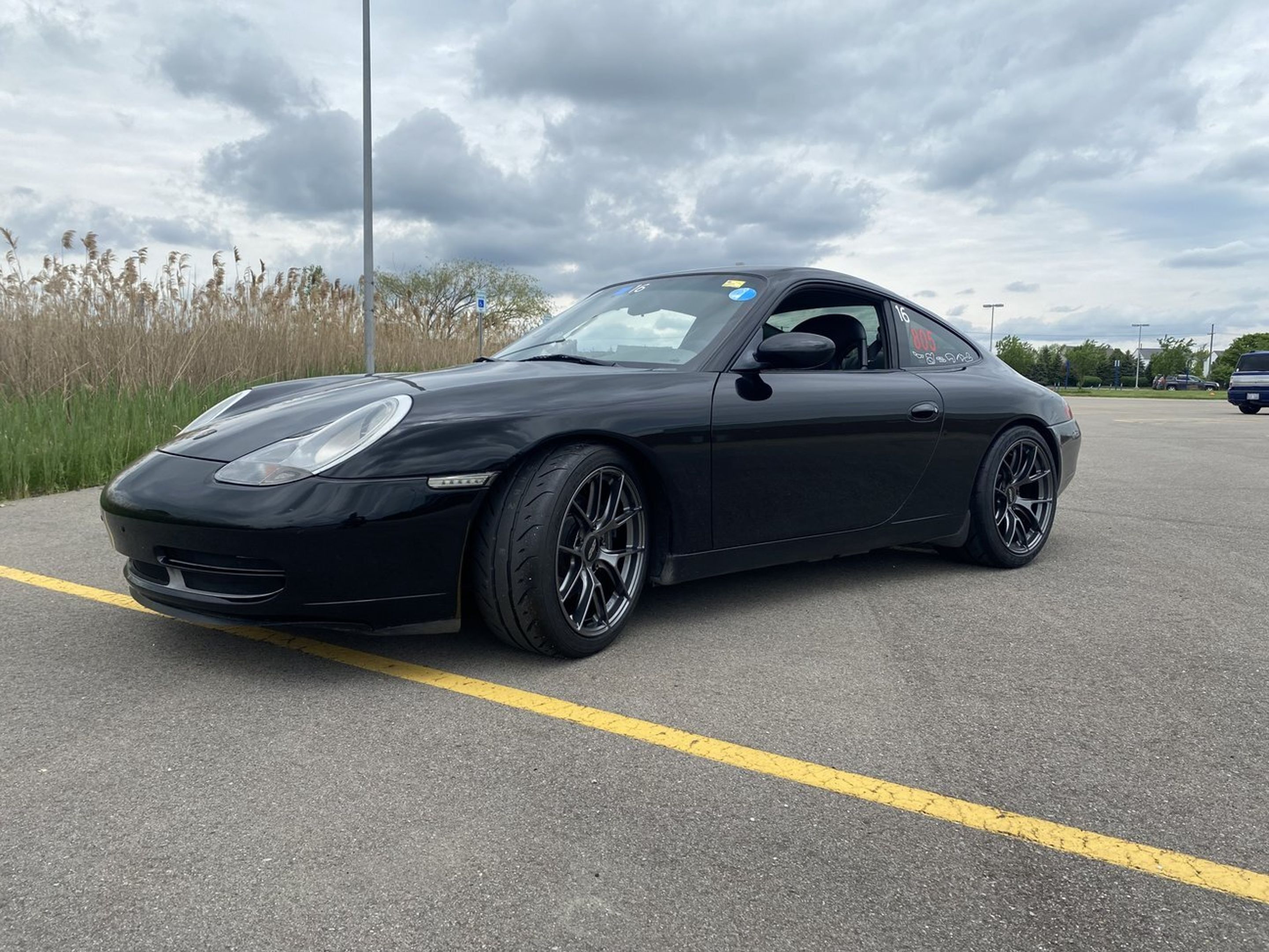 Black Porsche 911 996 Carrera with 18" VS-5RS Apex wheels in Anthracite