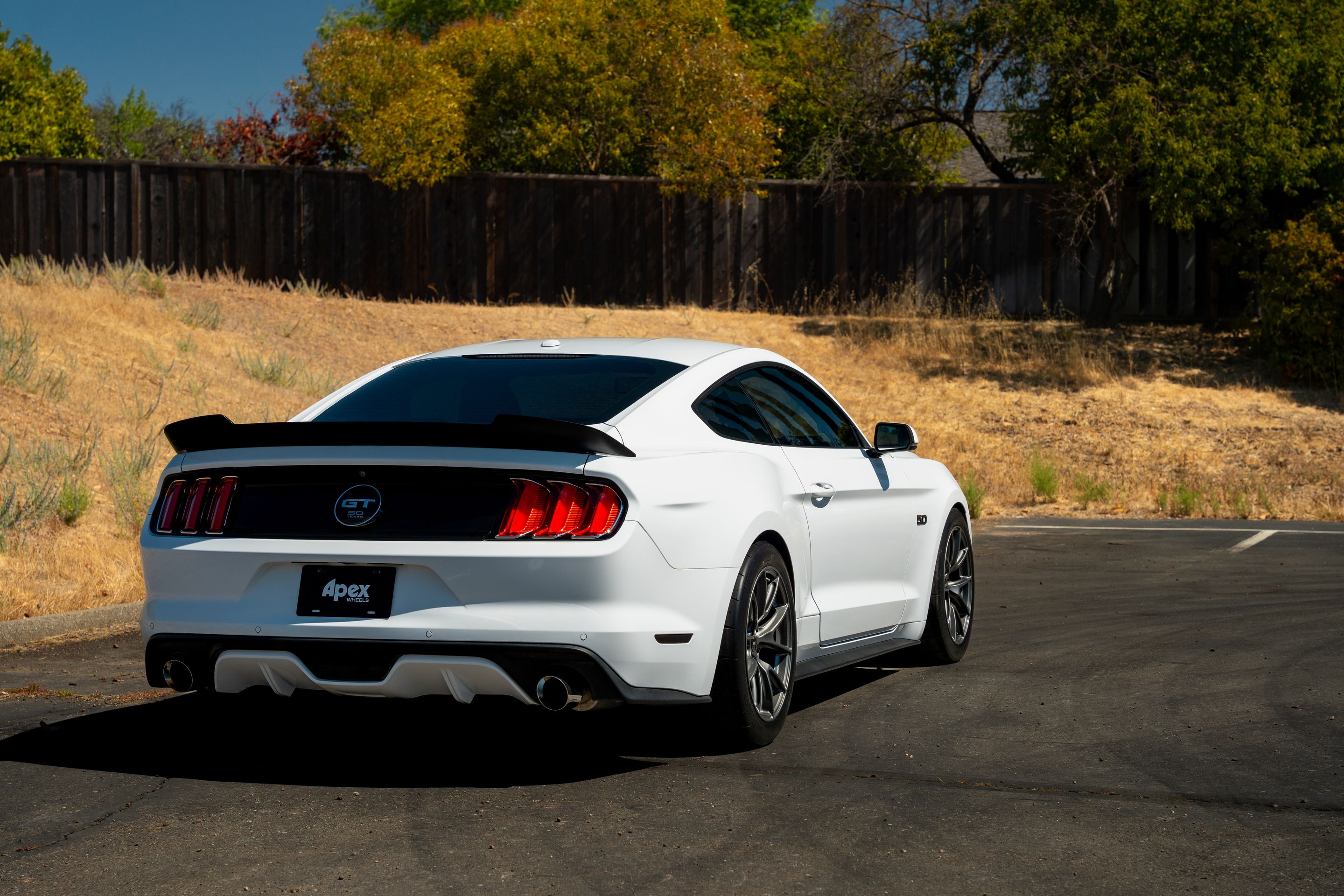White Ford S550 Mustang GT with 18" VS-5 Apex wheels in Anthracite