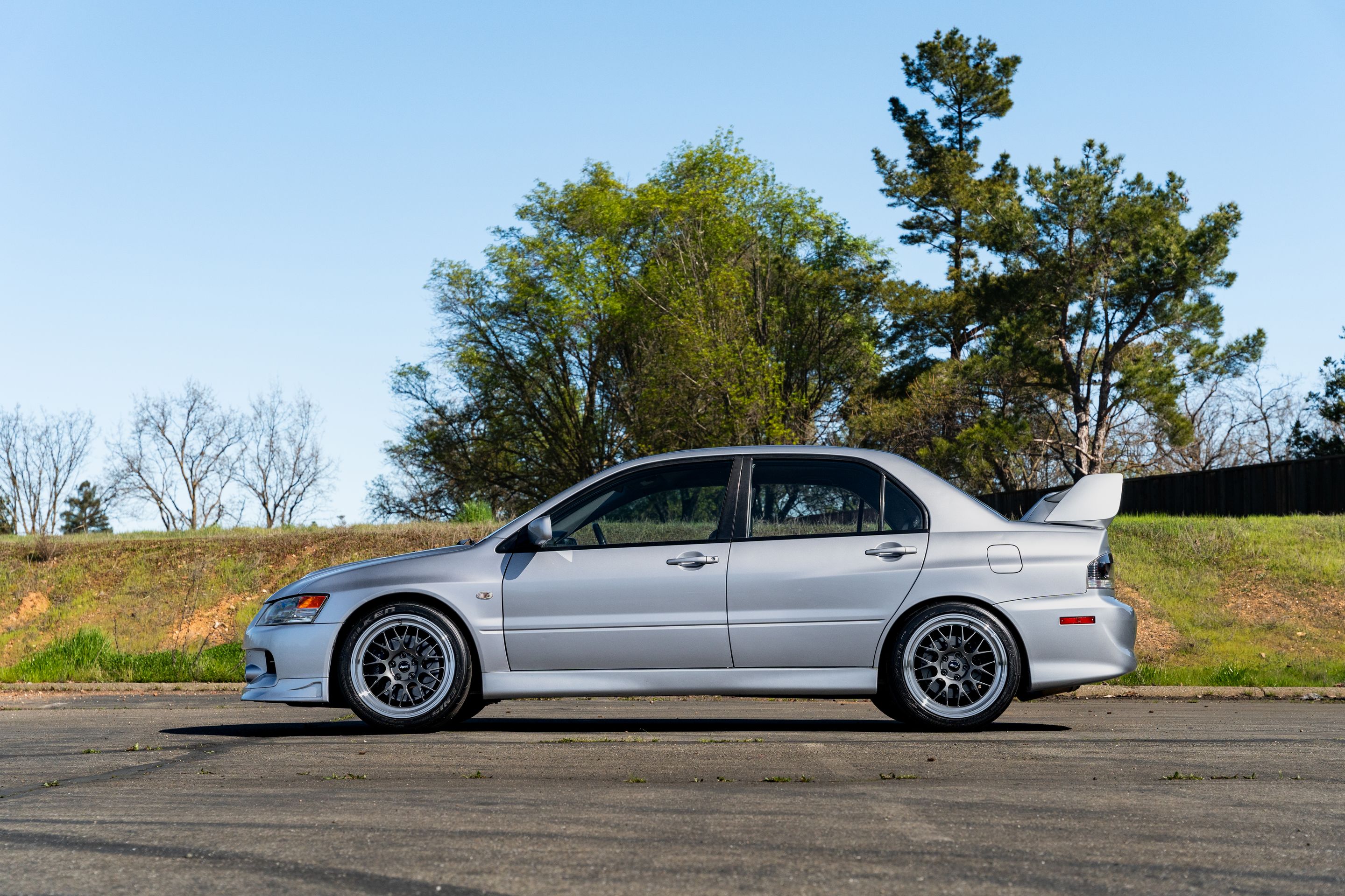 Silver Mitsubishi Lancer Evolution IX with 18" ML-10RT Apex wheels in Machined Lip Anthracite