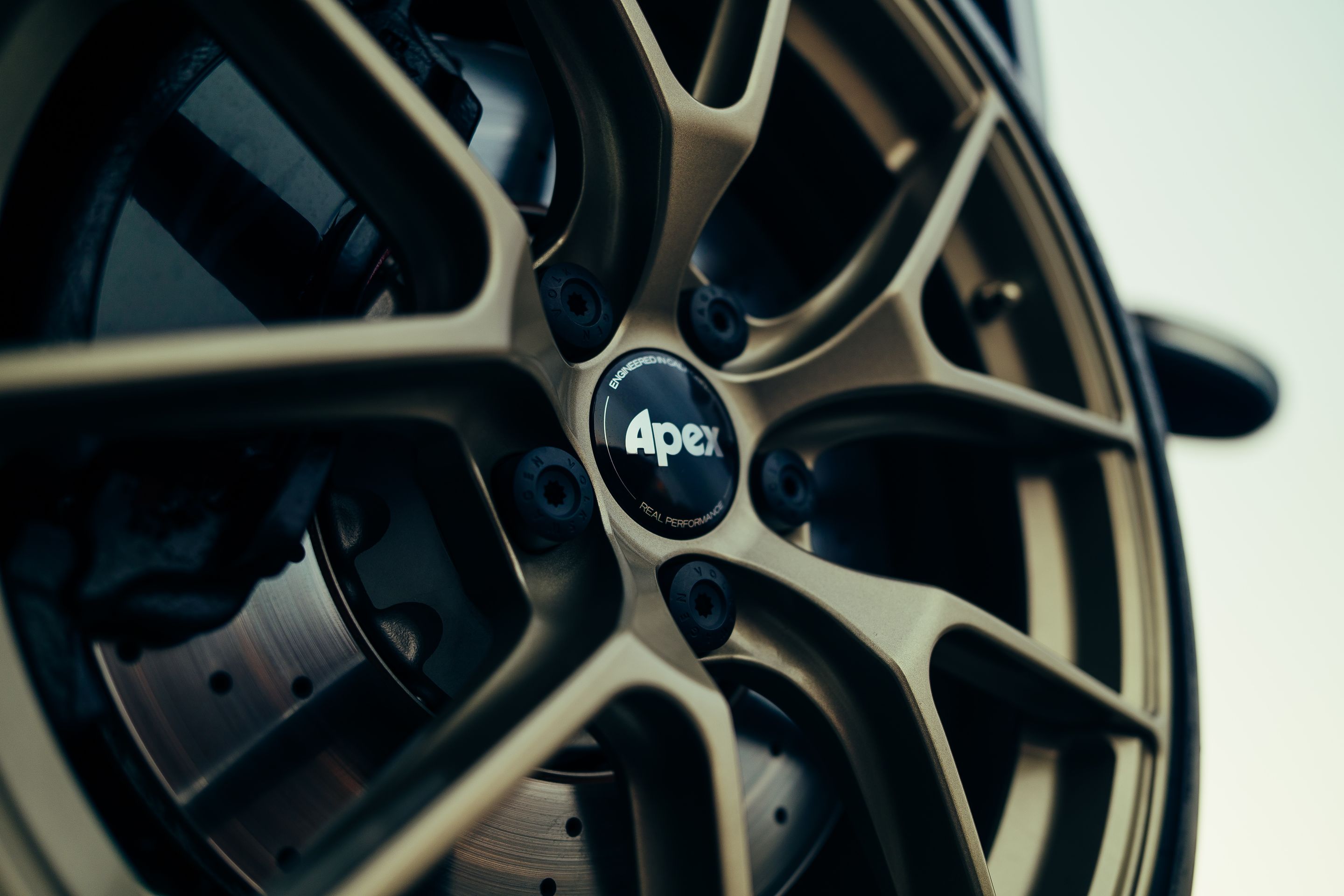 Blue VW MK8 Golf R with 18" VS-5RS Apex wheels in Motorsport Gold