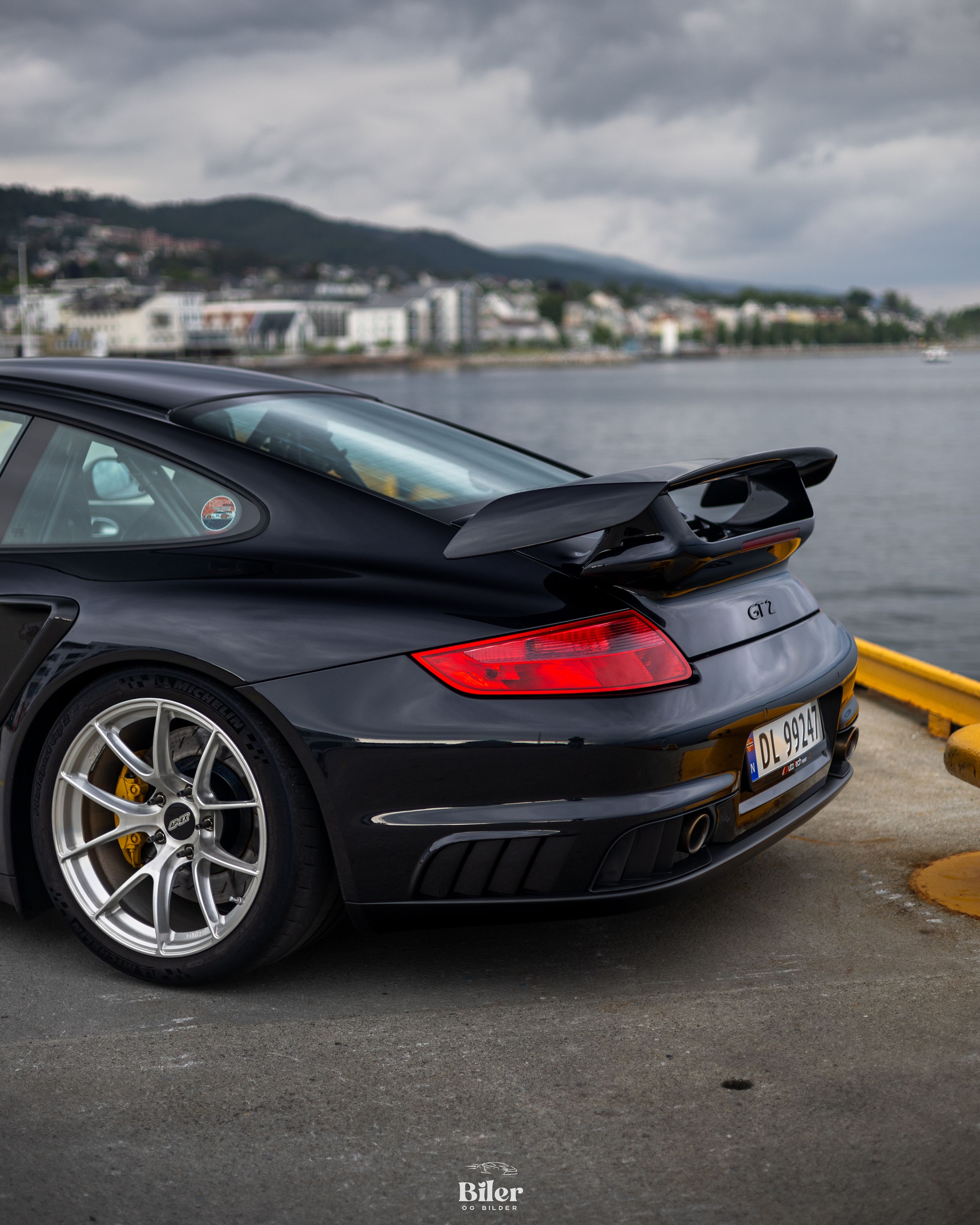 Black Porsche 911 997 GT2 with 19" VS-5RS Apex wheels in Brushed Clear