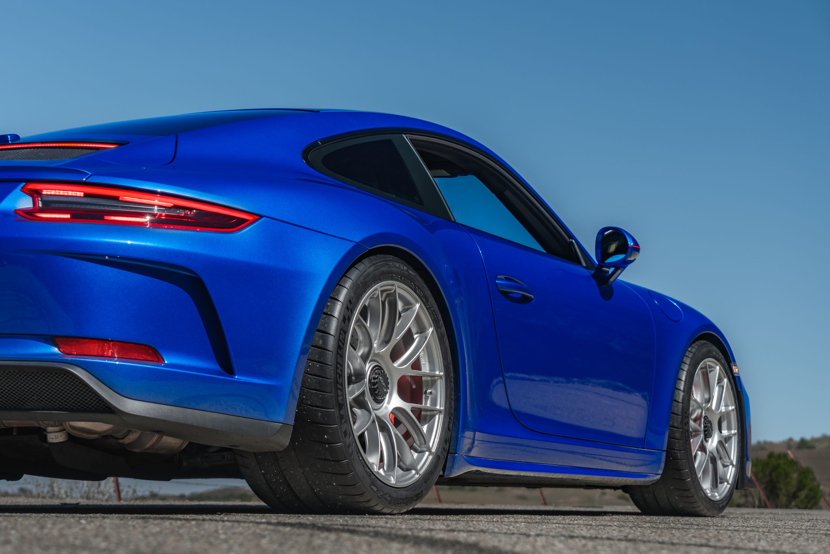 Blue Porsche 911 991.2 GT3 Touring with 19" EC-7RS Apex wheels in Race Silver