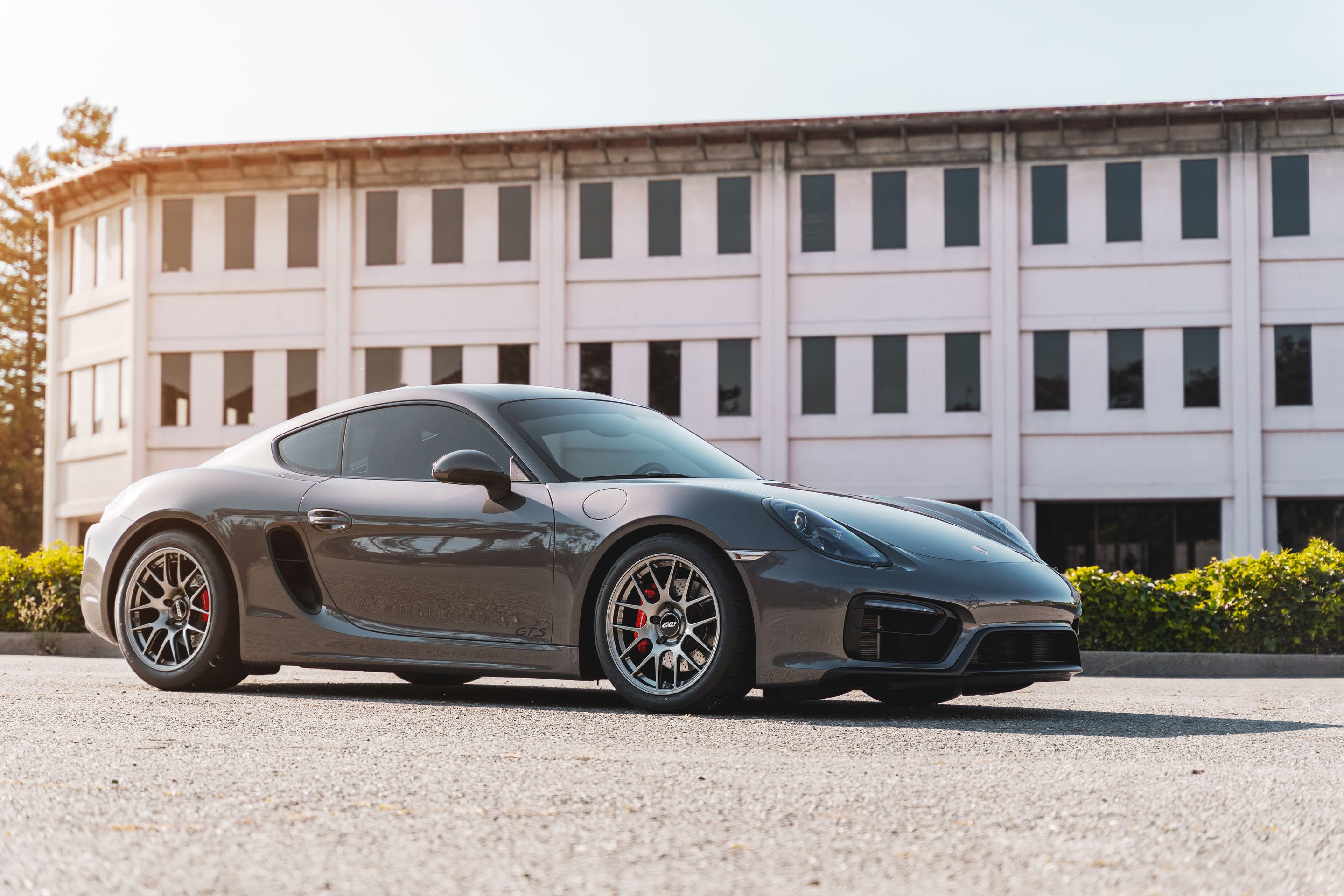Grey Porsche 981 Cayman GTS with 18" EC-7R Apex wheels in Anthracite