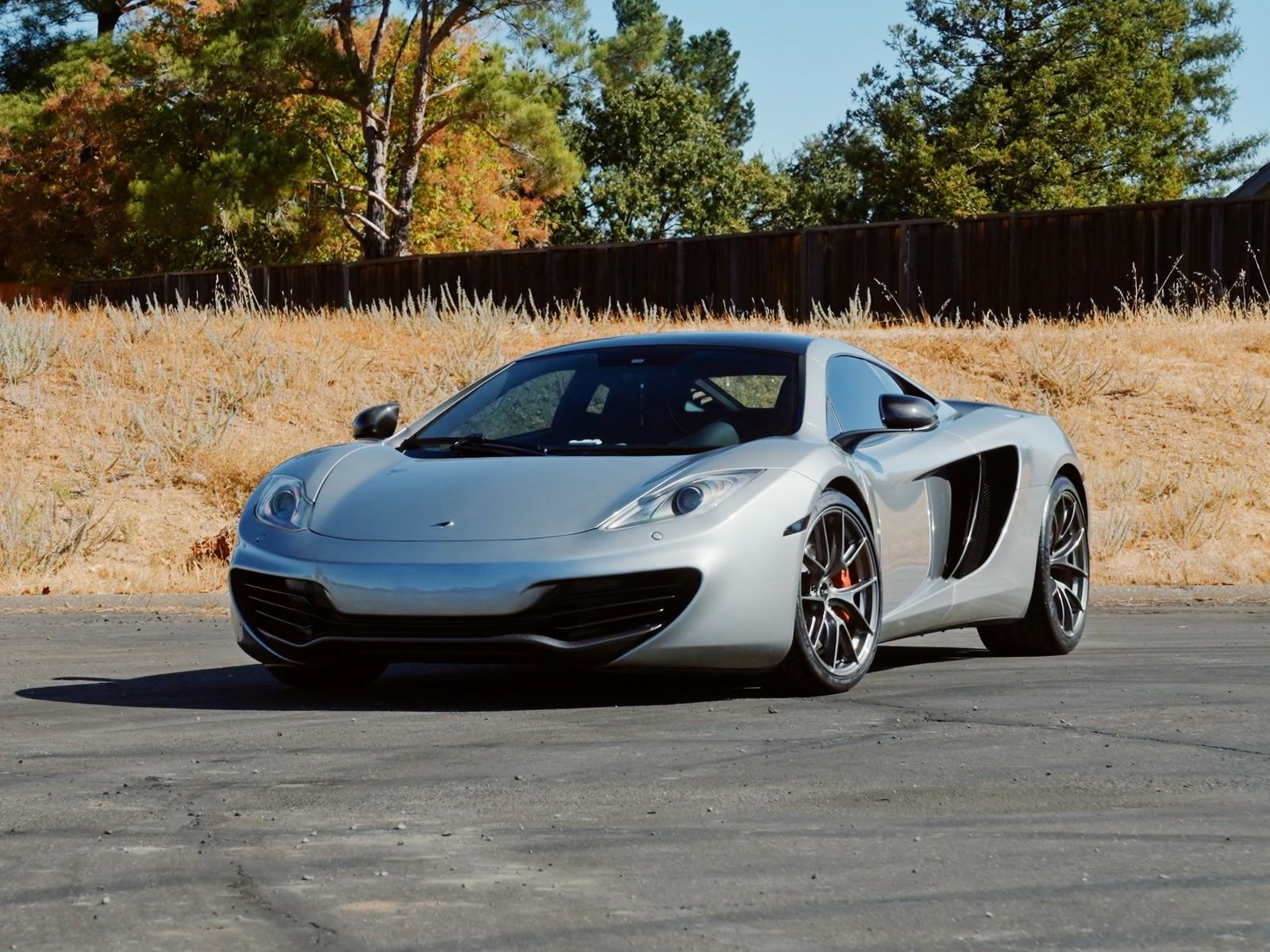 Silver McLaren MP4-12C with 19"/20" VS-5RS Apex wheels in Anthracite