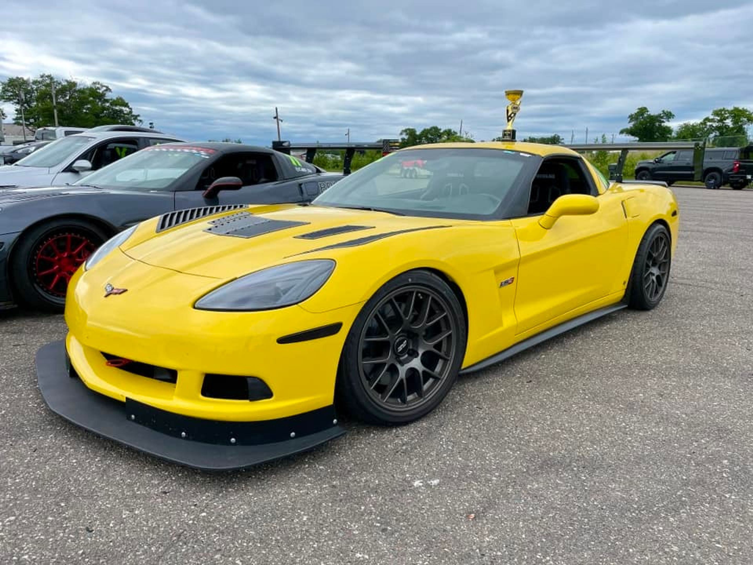 Yellow Chevrolet C6 Corvette Base/Z51 with 18" EC-7 Apex wheels in Anthracite