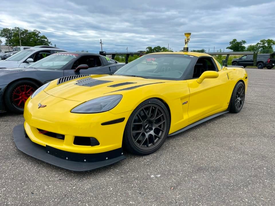 Yellow Chevrolet C6 Corvette Base/Z51 with 18" EC-7 Apex wheels in Anthracite