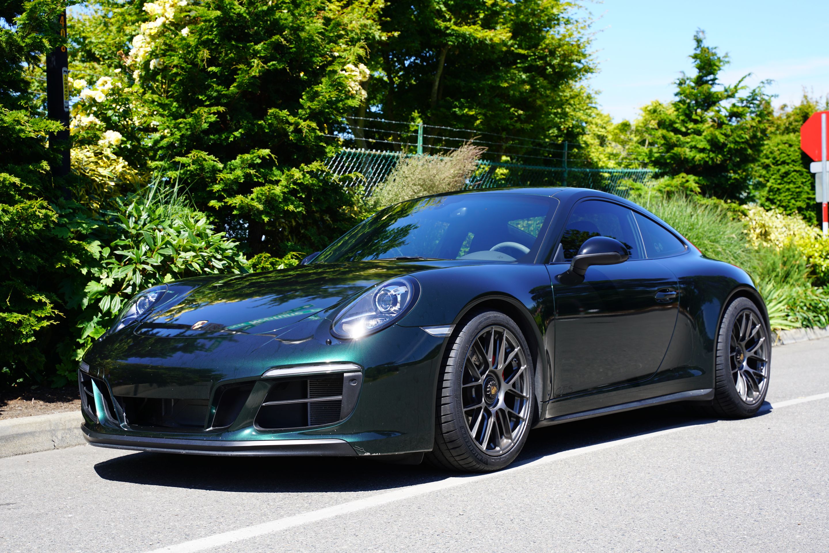 Green Porsche 911 991.2 Carrera GTS with 19" EC-7RS Apex wheels in Anthracite