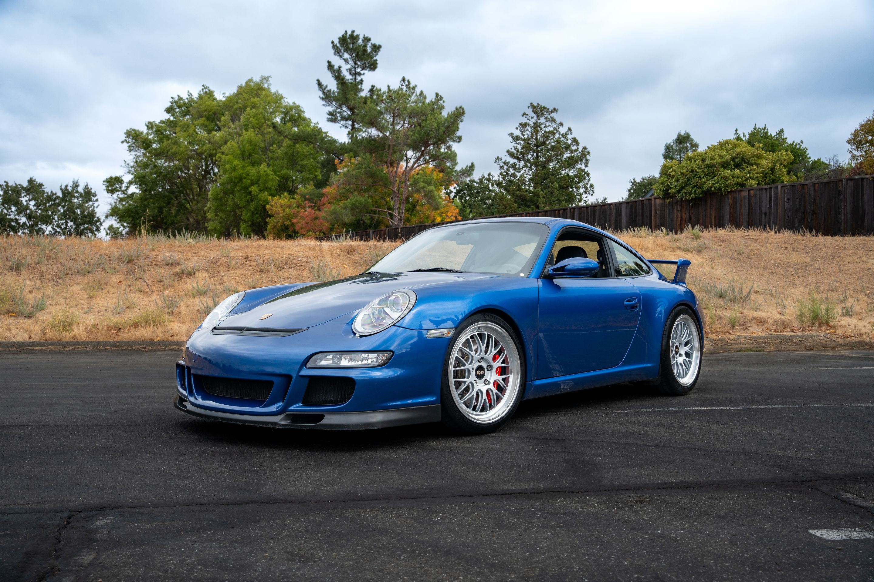 Blue Porsche 911 997 GT3 with 19" ML-10RT Apex wheels in Machined Lip Race Silver