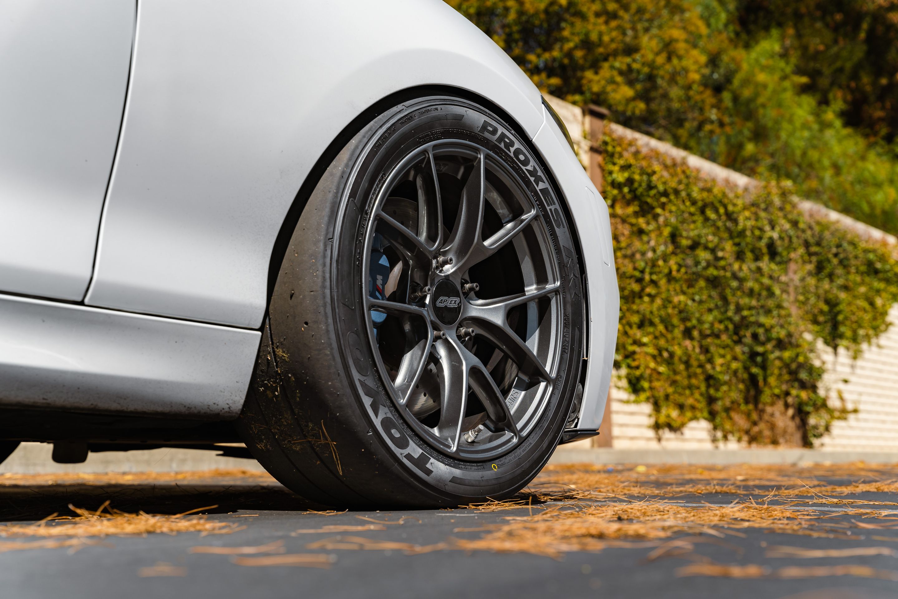 White BMW F22 Coupe 2 Series with 17" VS-5RS Apex wheels in Anthracite