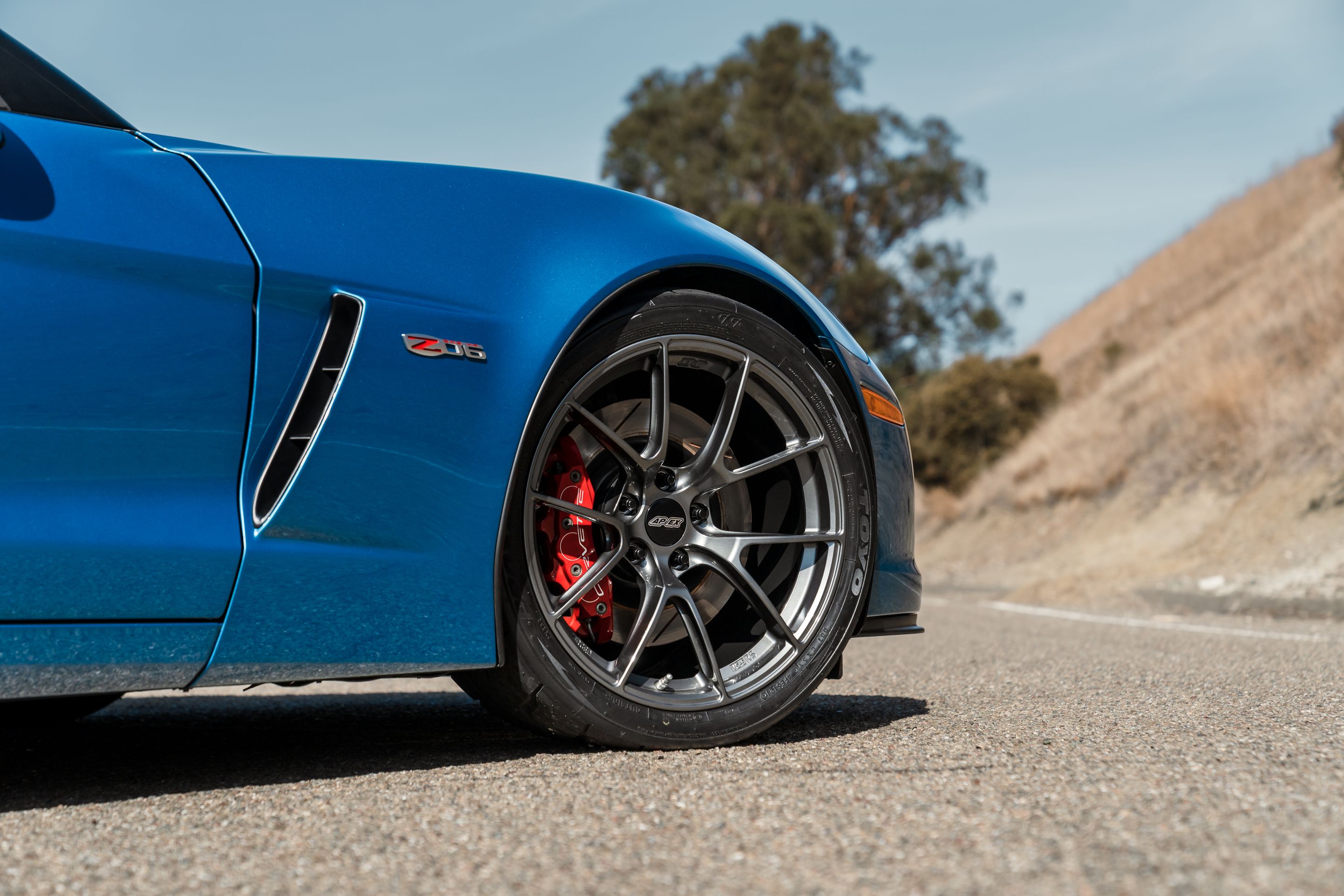 Blue Chevrolet C6 Corvette Z06 with 19" VS-5RS Apex wheels in Anthracite