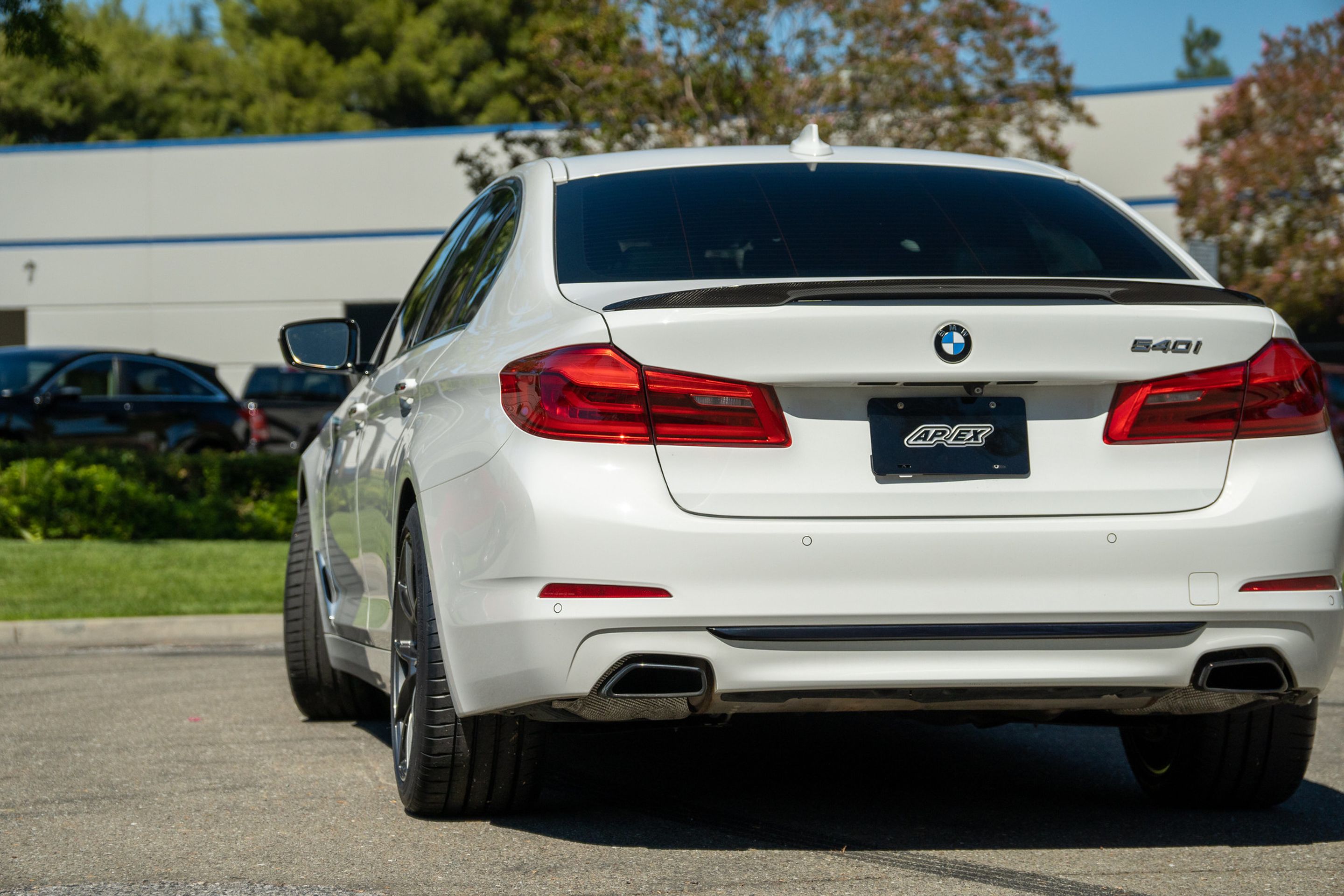 White BMW G30 Sedan 5 Series with 19" VS-5RS Apex wheels in Anthracite