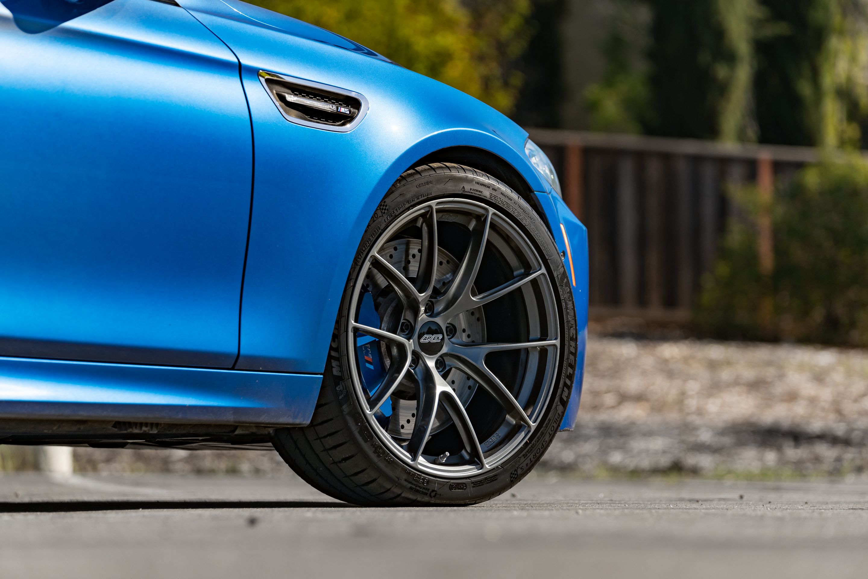 Blue BMW F10 M5 with 20" VS-5RS Apex wheels in Anthracite