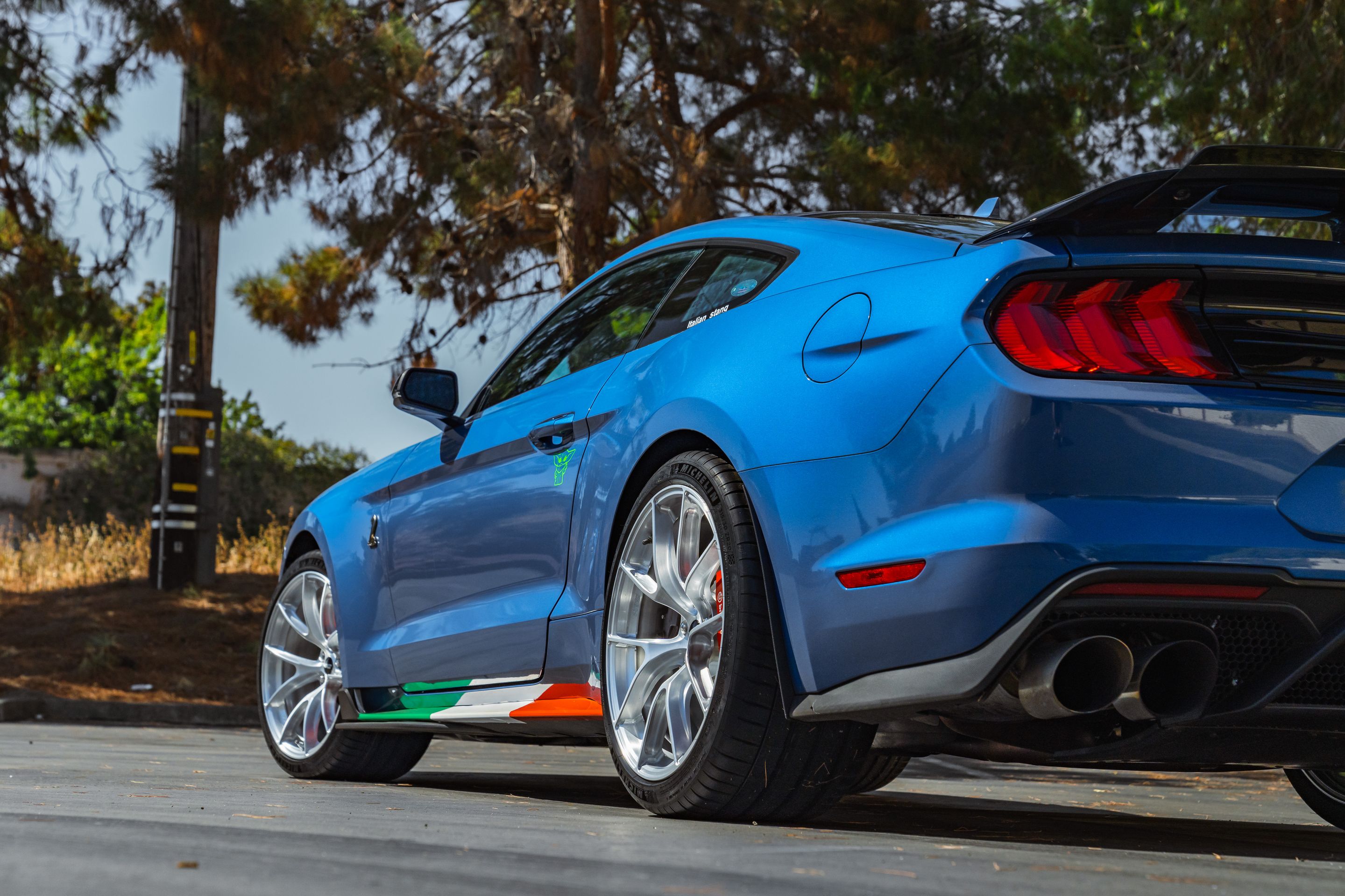 Blue Ford S550 Mustang GT500 with 20" VS-5RS Apex wheels in Brushed Clear
