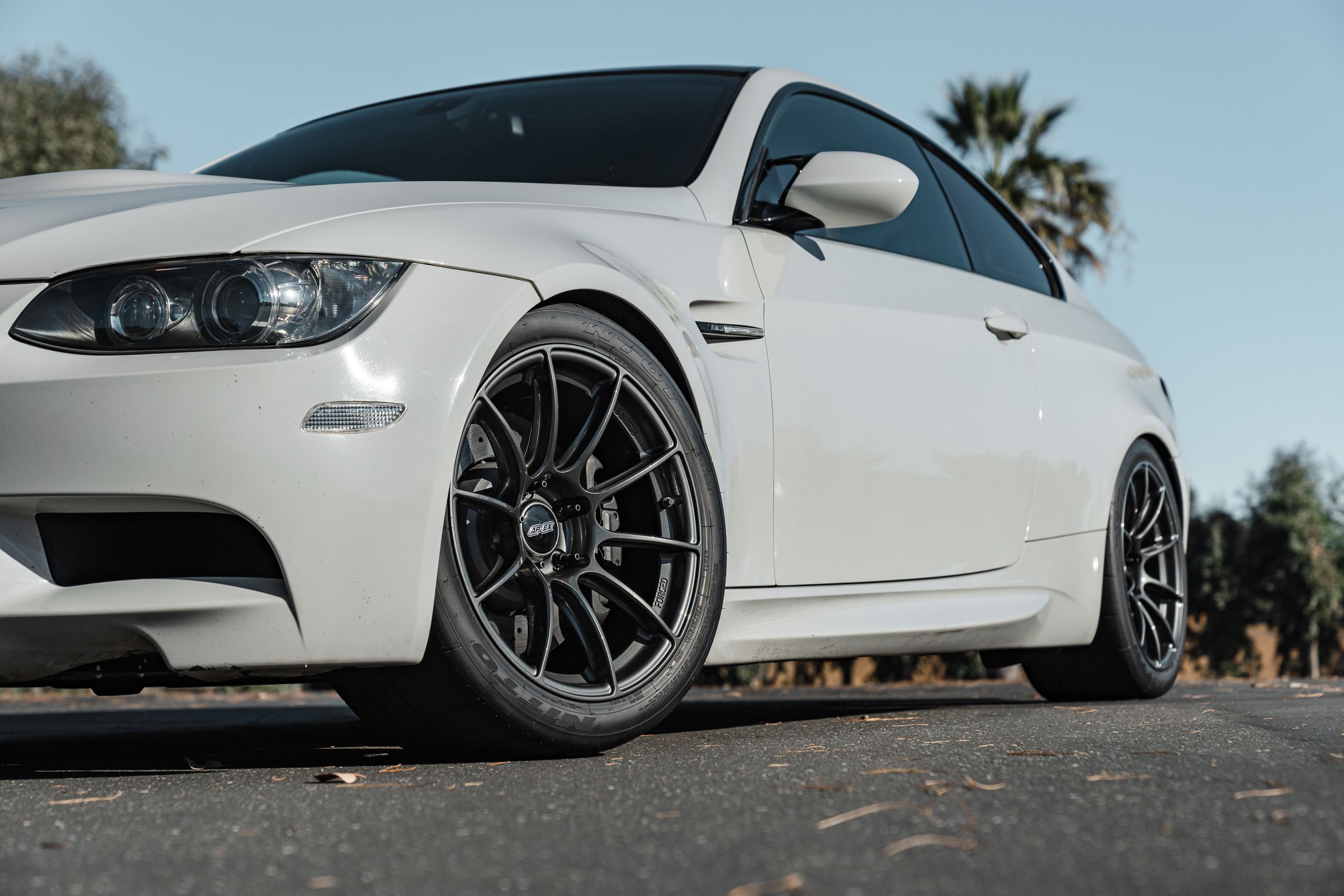White BMW E92 Coupe M3 with 18" SM-10RS Apex wheels in Anthracite
