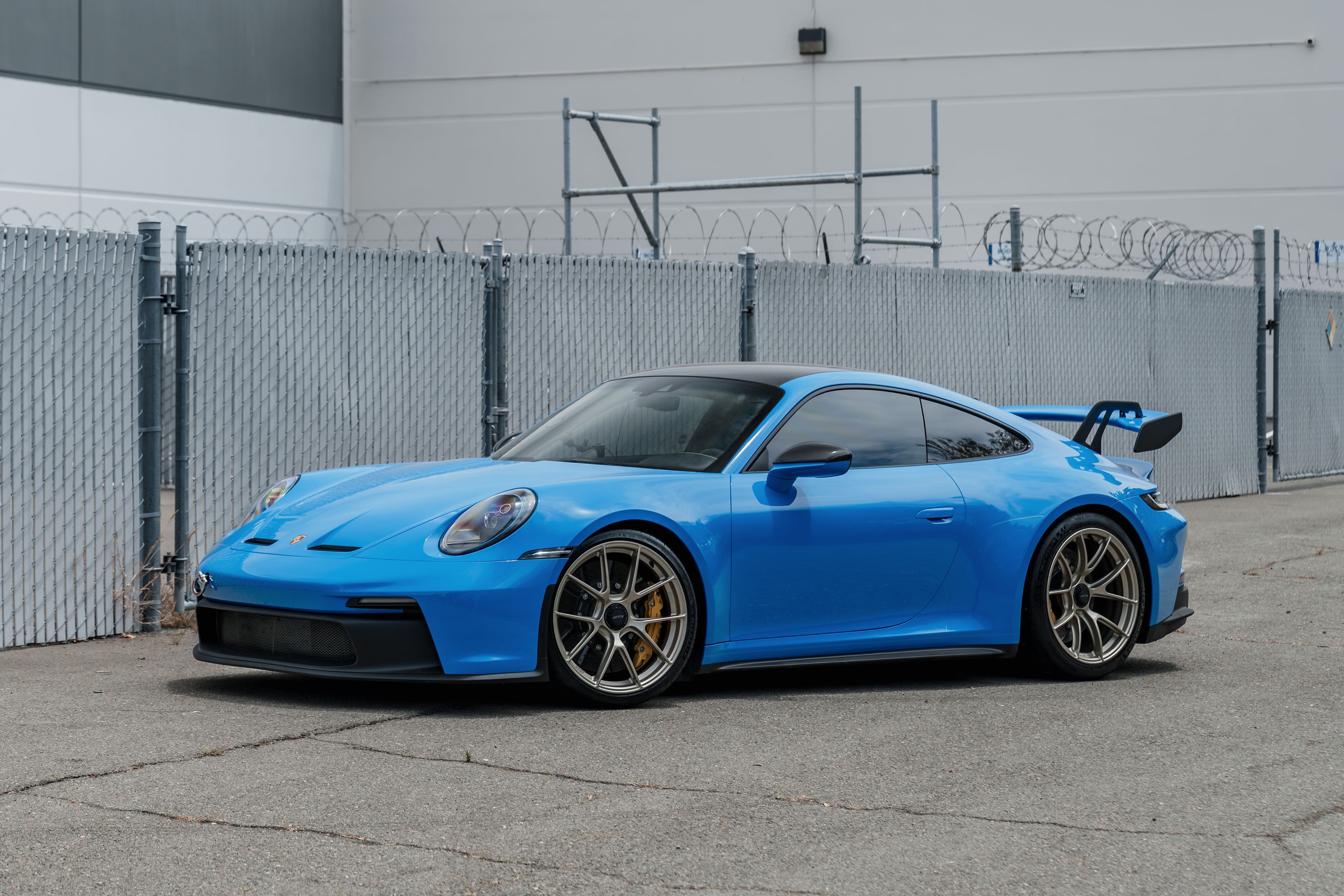 Blue Porsche 911 992.1 GT3 with 20" VS-5RS Apex wheels in Motorsport Gold