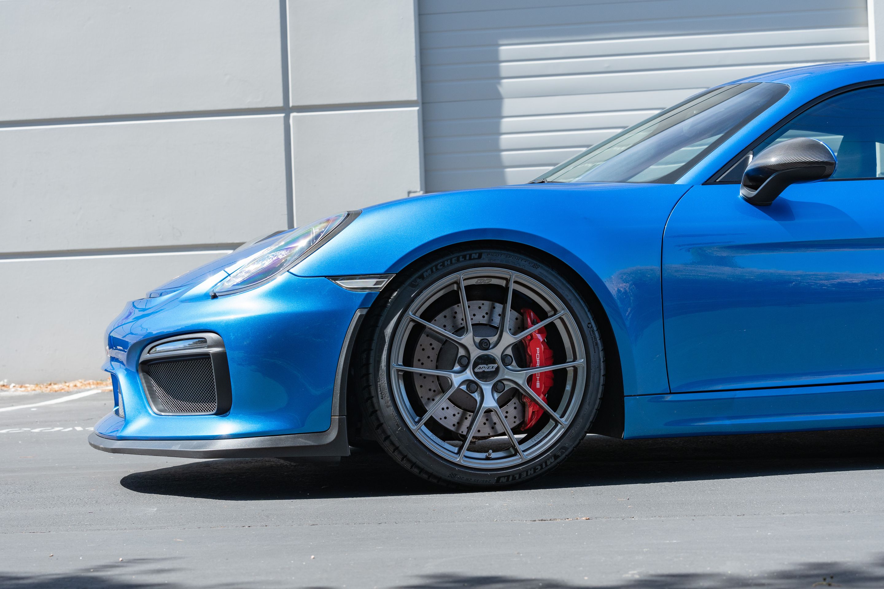Blue Porsche 981 Cayman GT4 with 20" VS-5RS Apex wheels in Anthracite